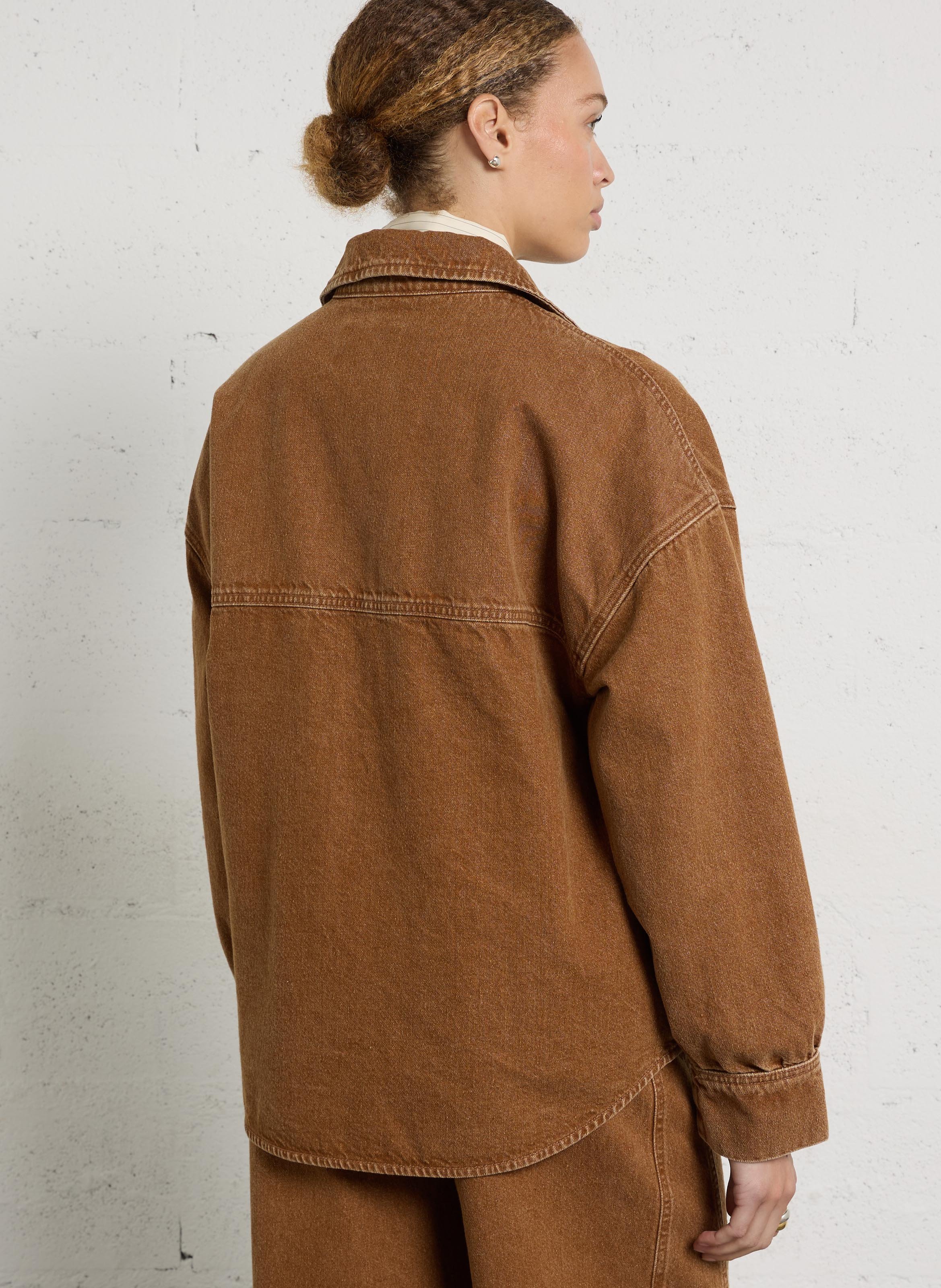Oversize Jacke mit klassischem Kragen aus Baumwolle und recycelter Baumwolle THE NEW SOCIETY Braun