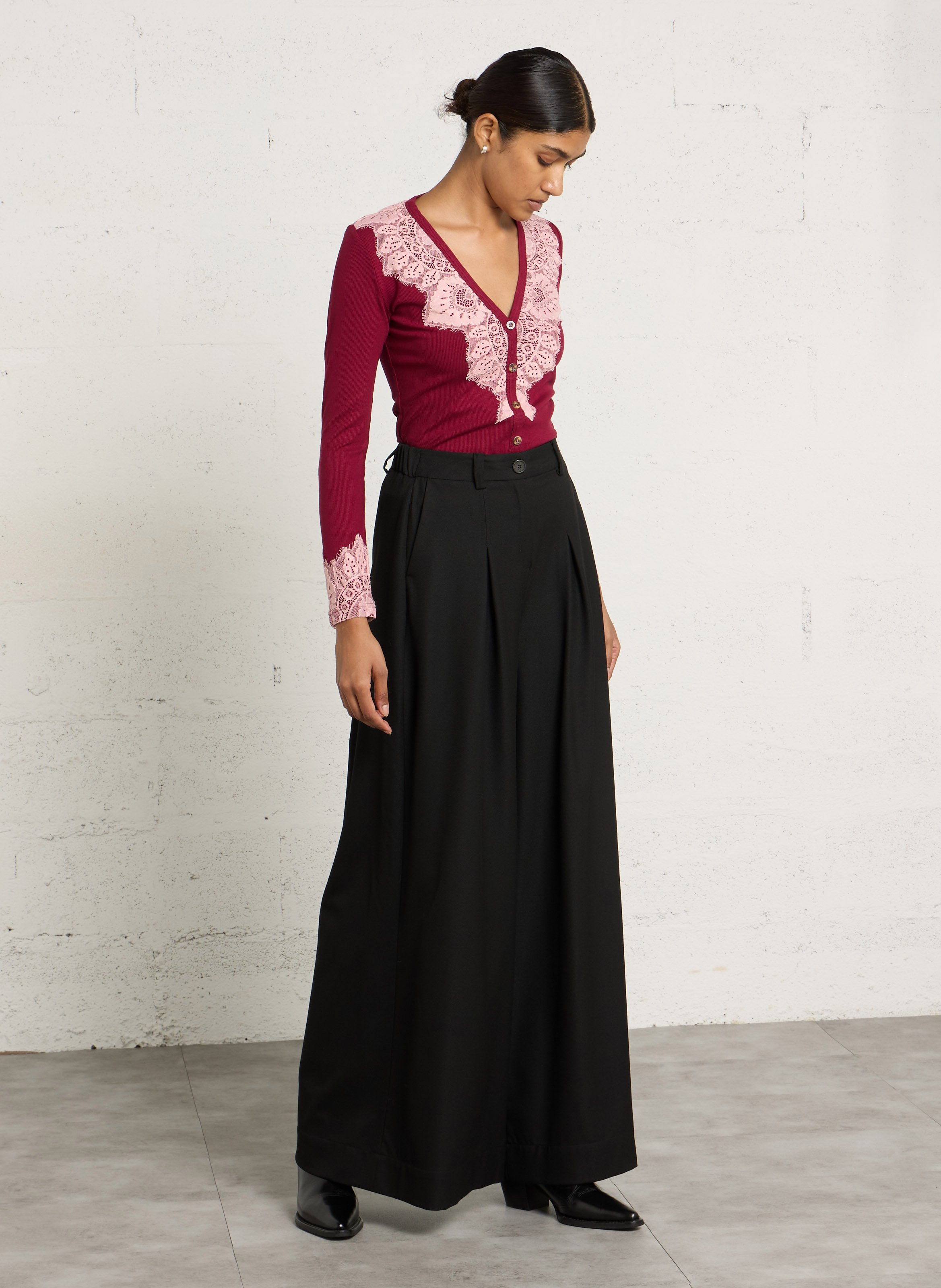 Pull boutonné à dentelle NEVER FULLY DRESSED Rouge