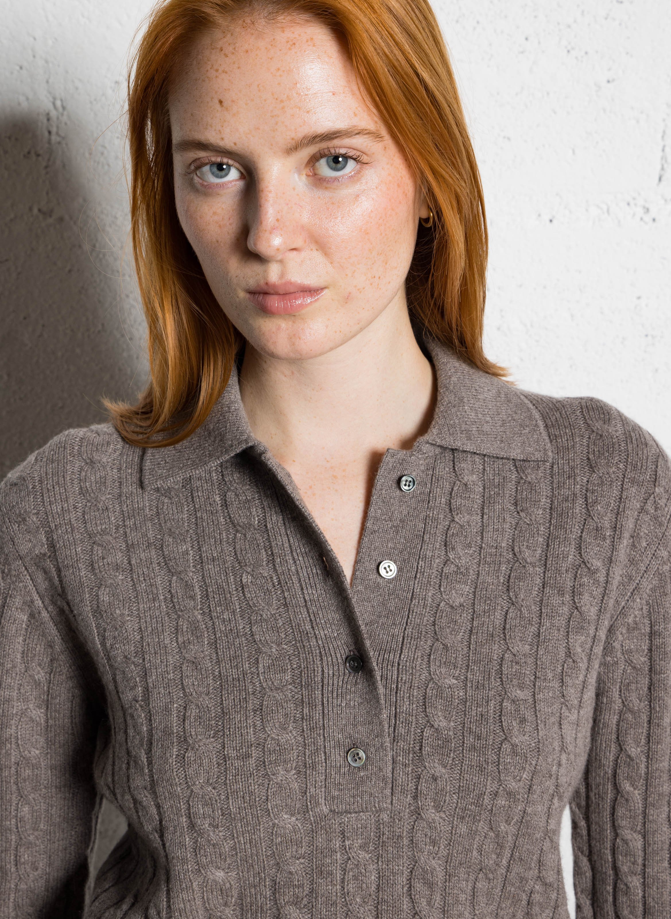 Pullover mit Polokragen aus verdrehtem Strick MARGAUX LONNBERG Beige