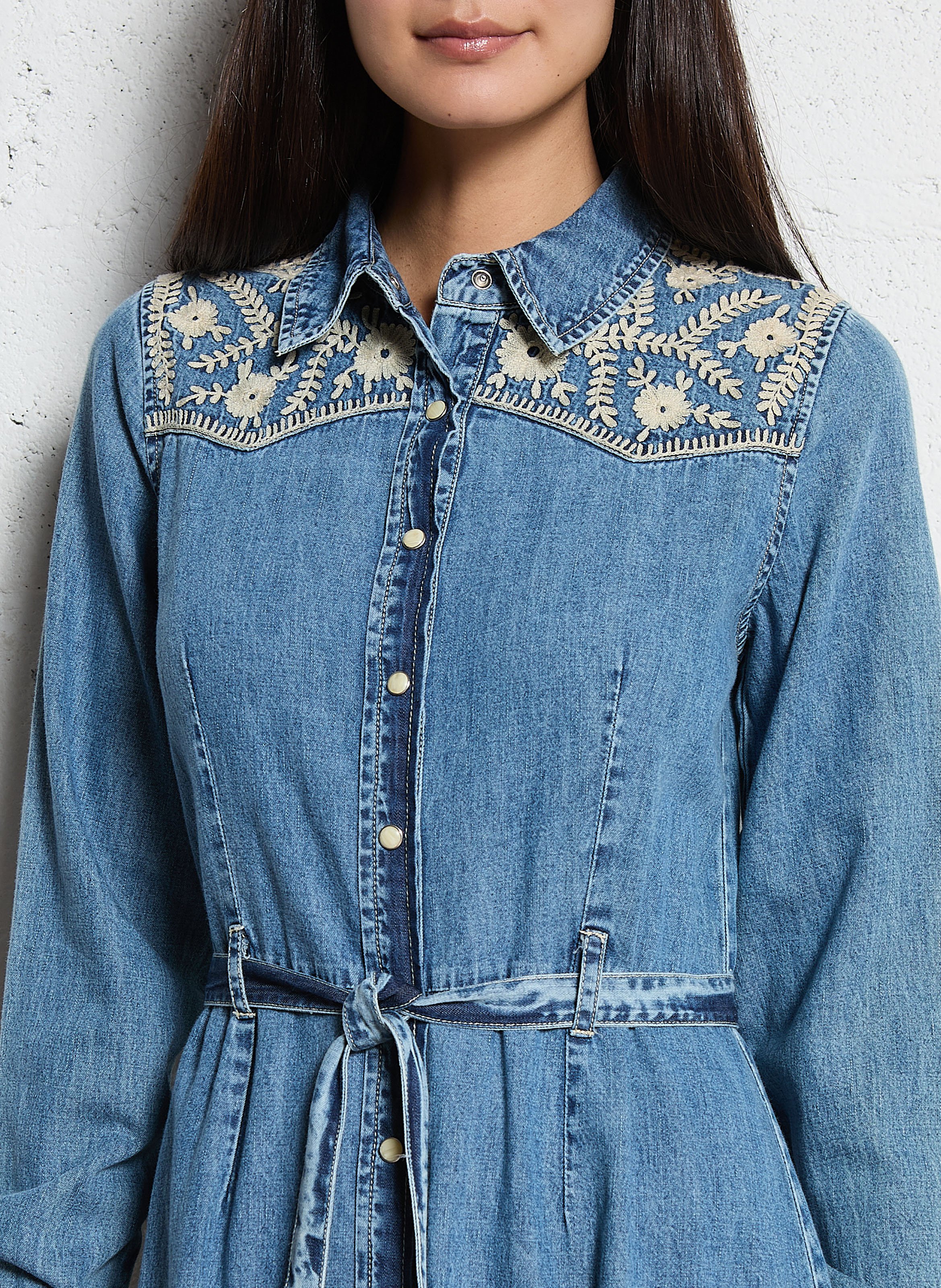 Langes Jeanskleid mit besticktem Gürtel MAISON HOTEL Blau