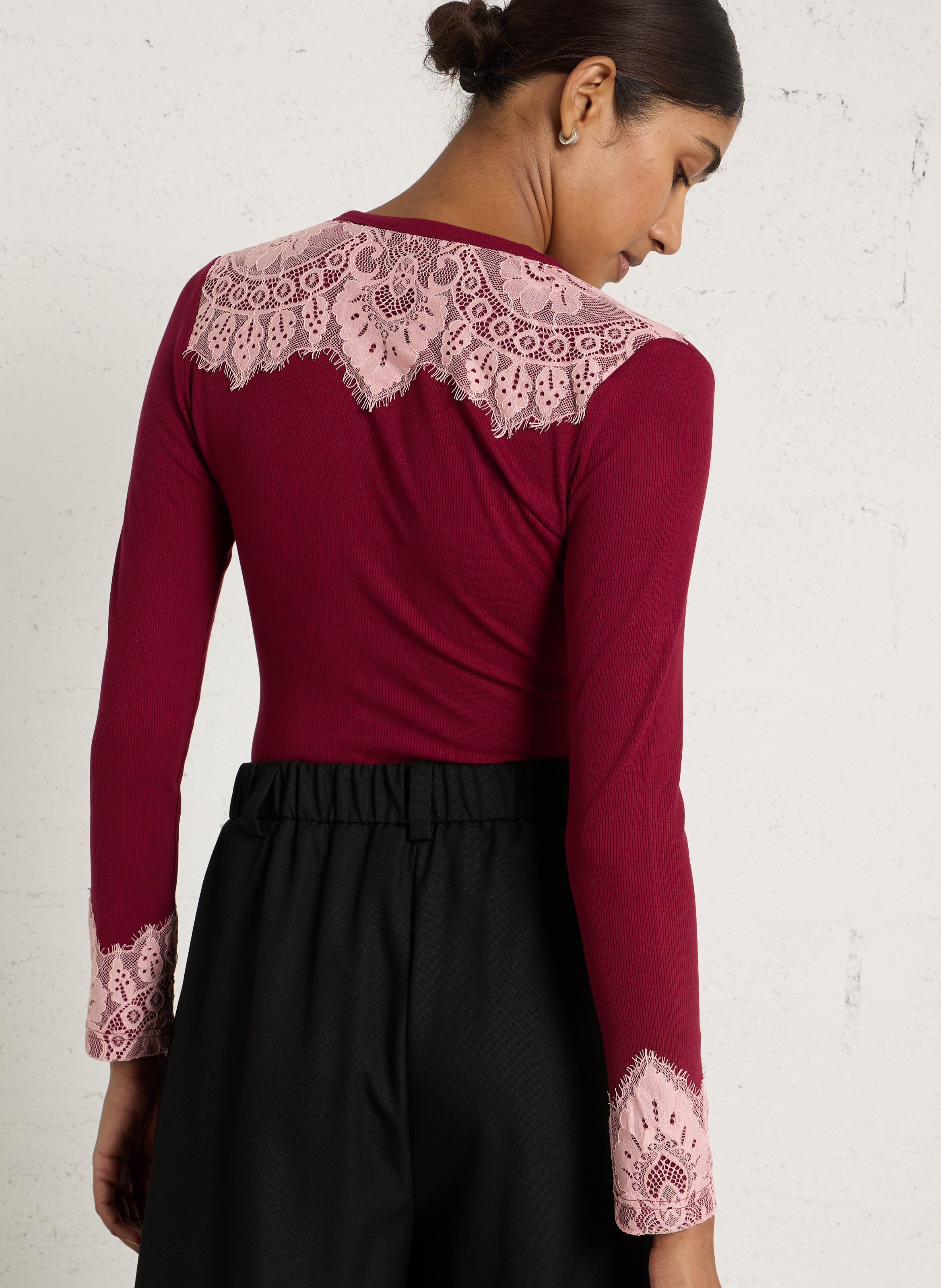 Pull boutonné à dentelle NEVER FULLY DRESSED Rouge