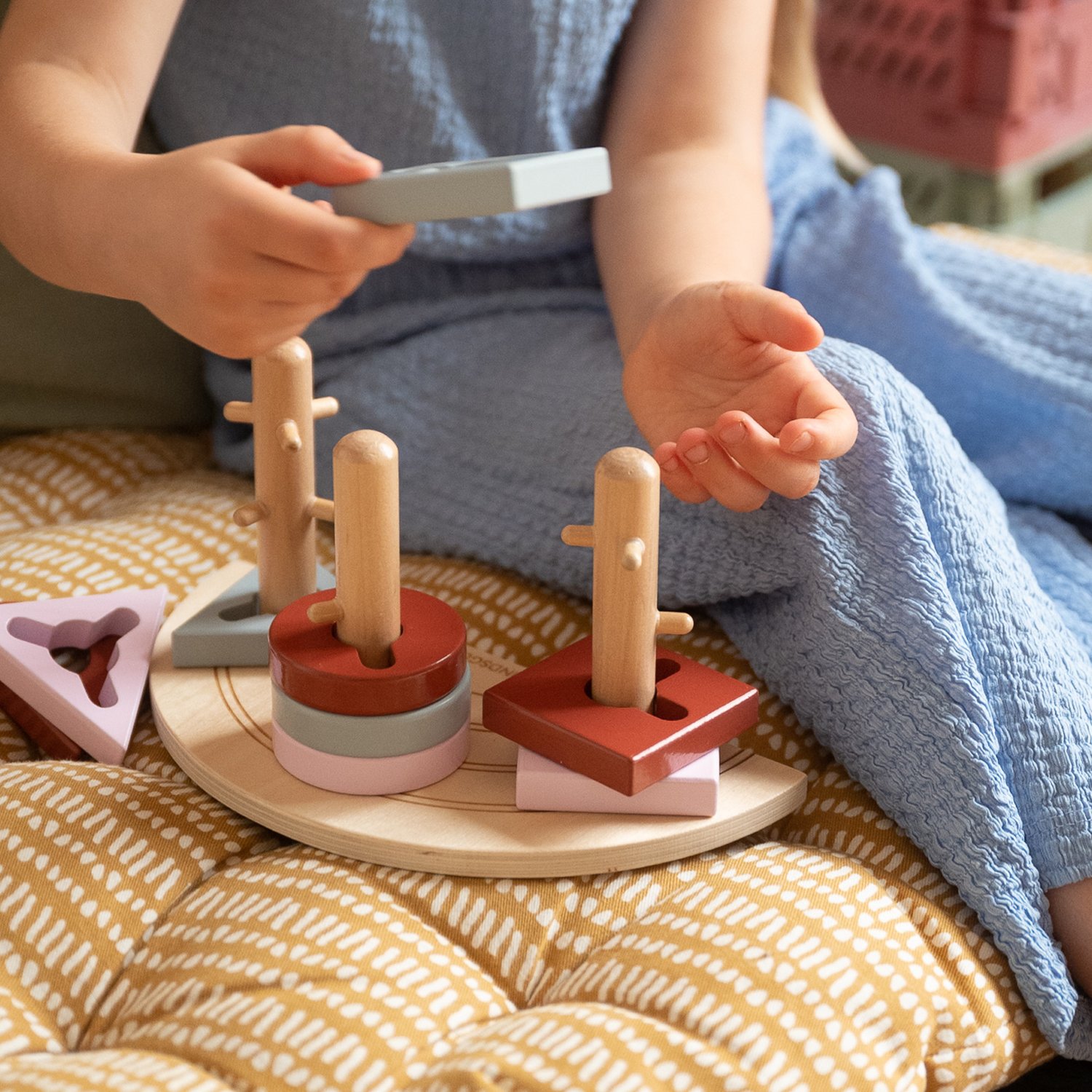 Elias rainbow peg puzzle KINDSGUT Pink