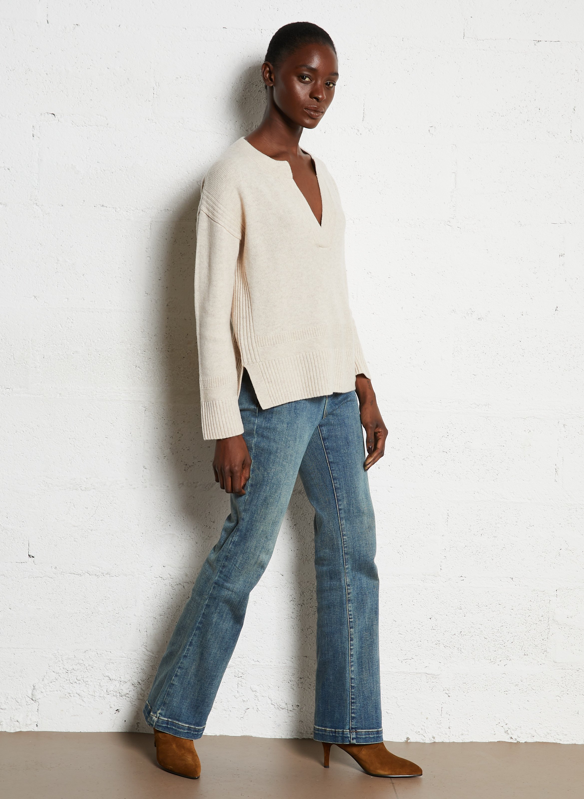 - 100% leather, - Round toes, - Inner zip fastening, - Heel height: 9 cm. TORAL Brown