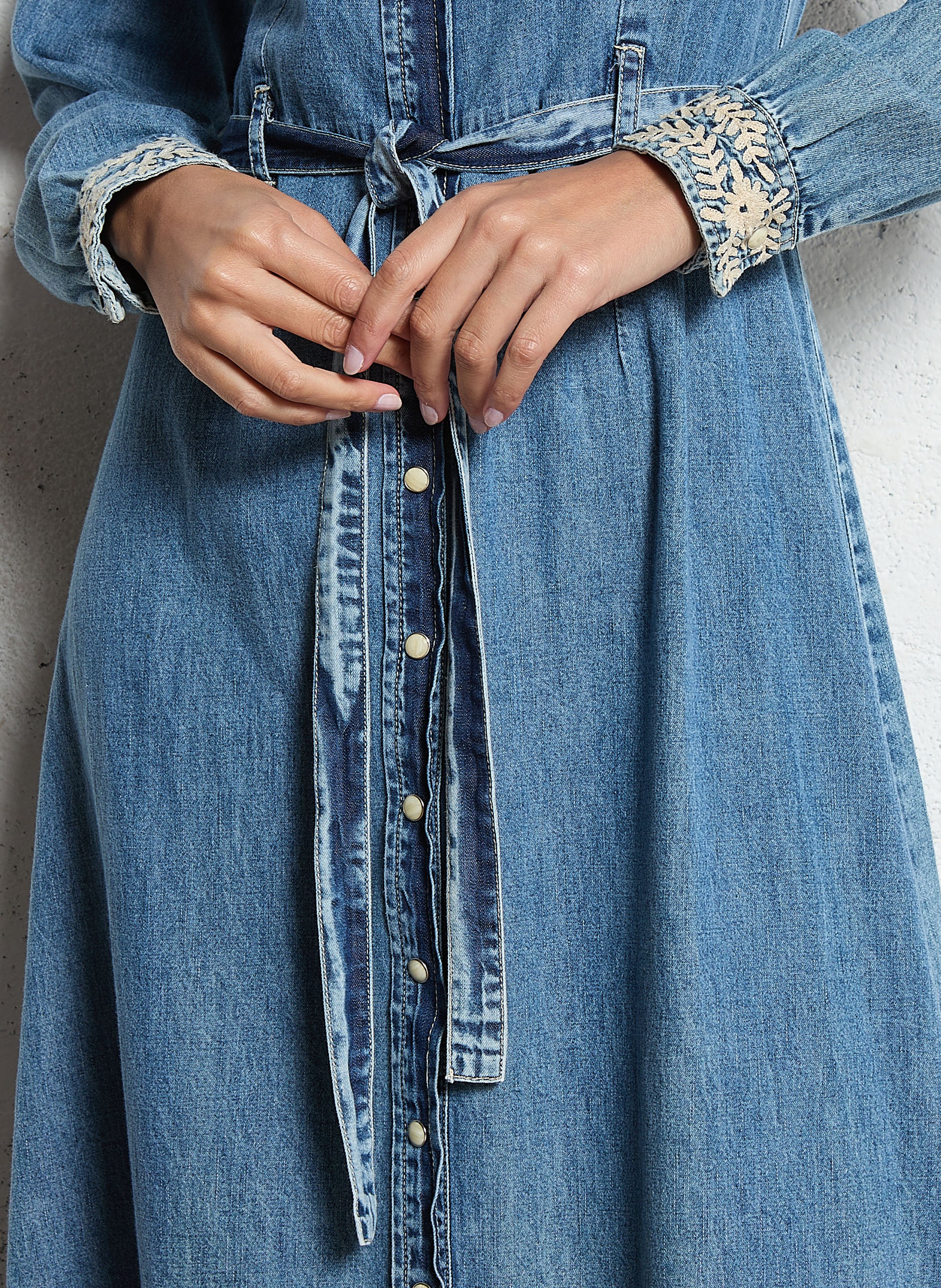 Langes Jeanskleid mit besticktem Gürtel MAISON HOTEL Blau