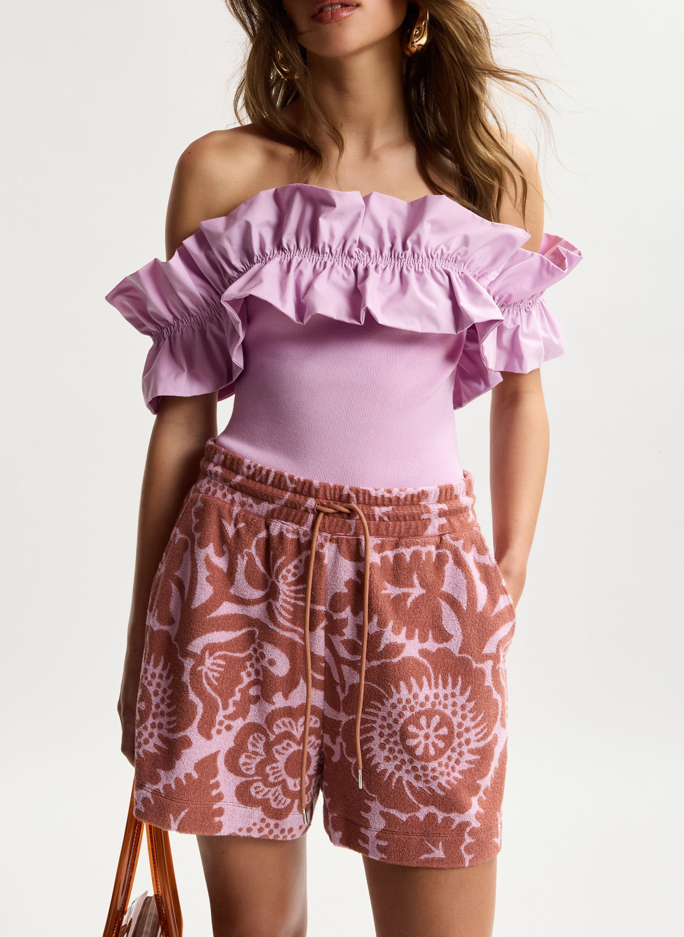 Kurze High-Waist-Hose aus geblümtem Jacquard. ESSENTIEL ANTWERP Braun