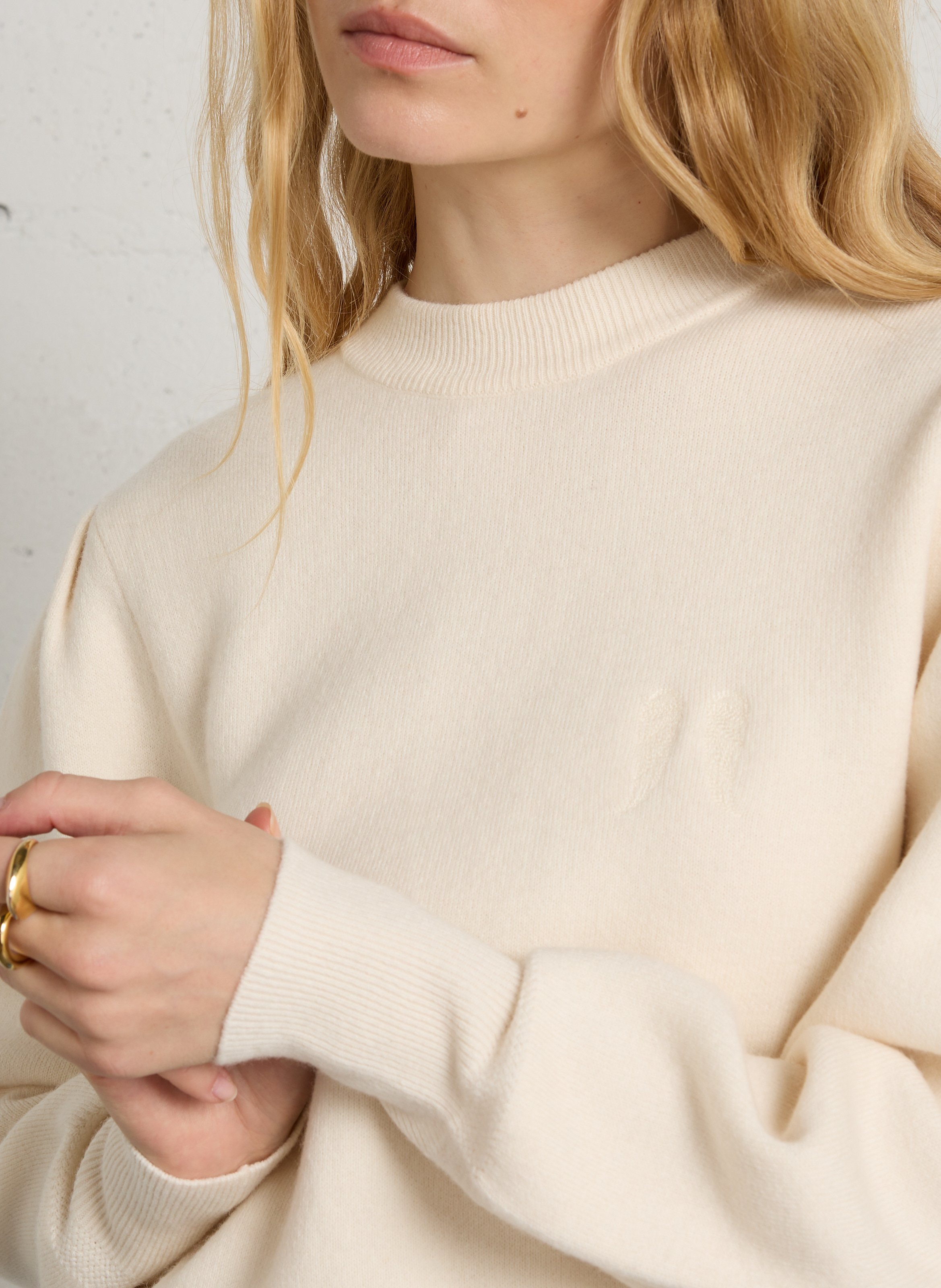 Pull droit col rond brodé en laine BERENICE Blanc