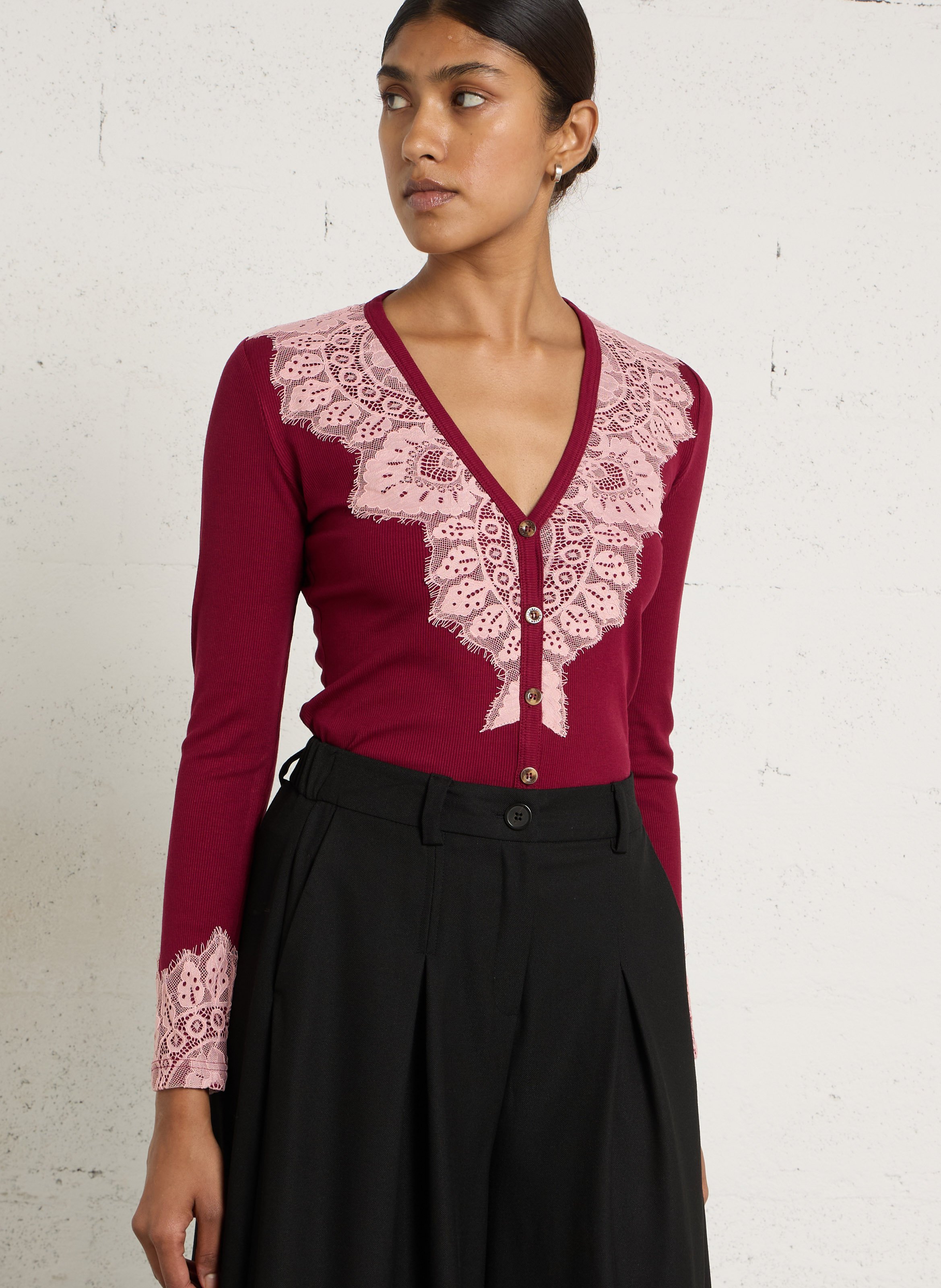 Pull boutonné à dentelle NEVER FULLY DRESSED Rouge