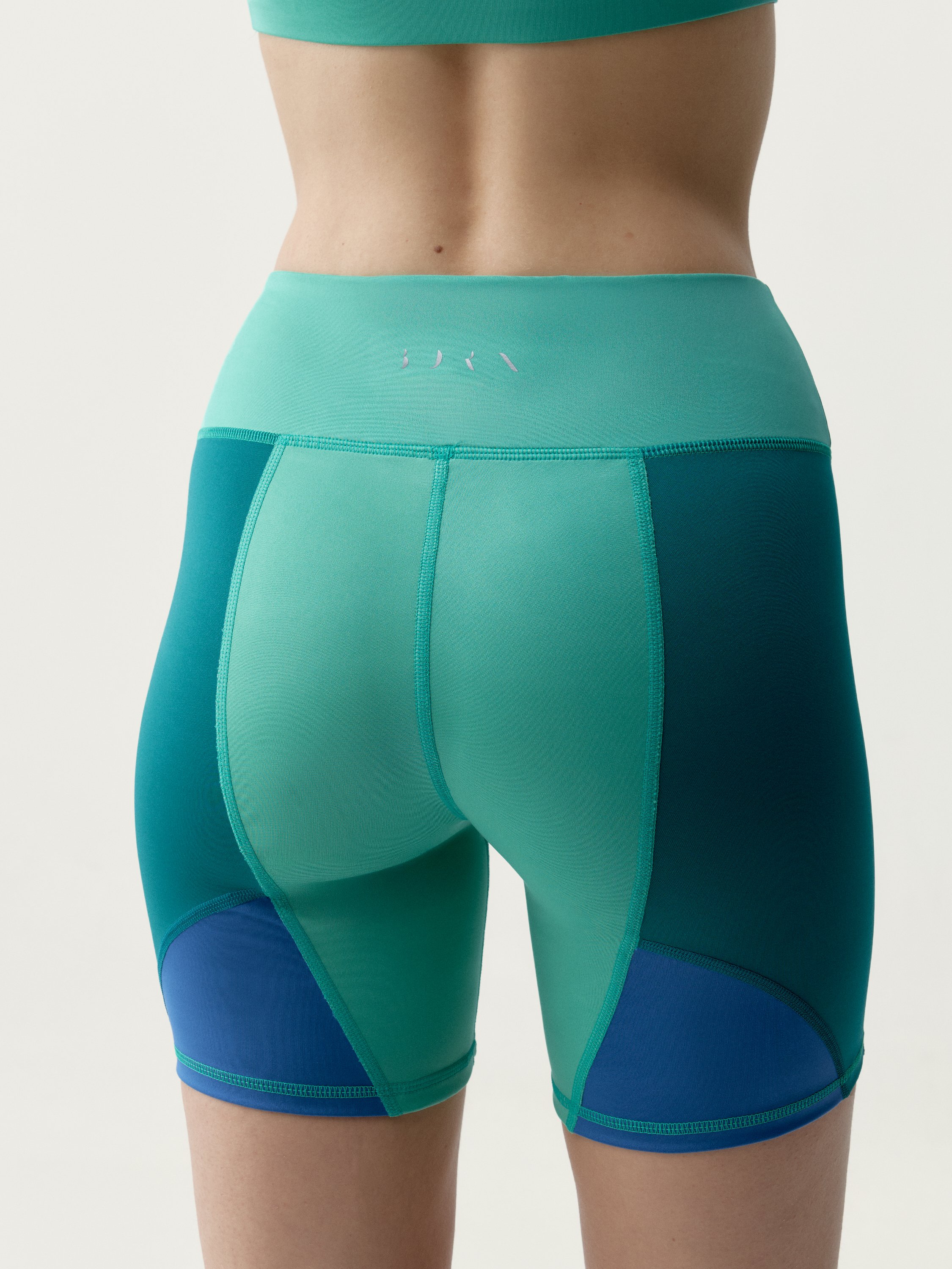 Short moulant de sport performance darana BORN Vert