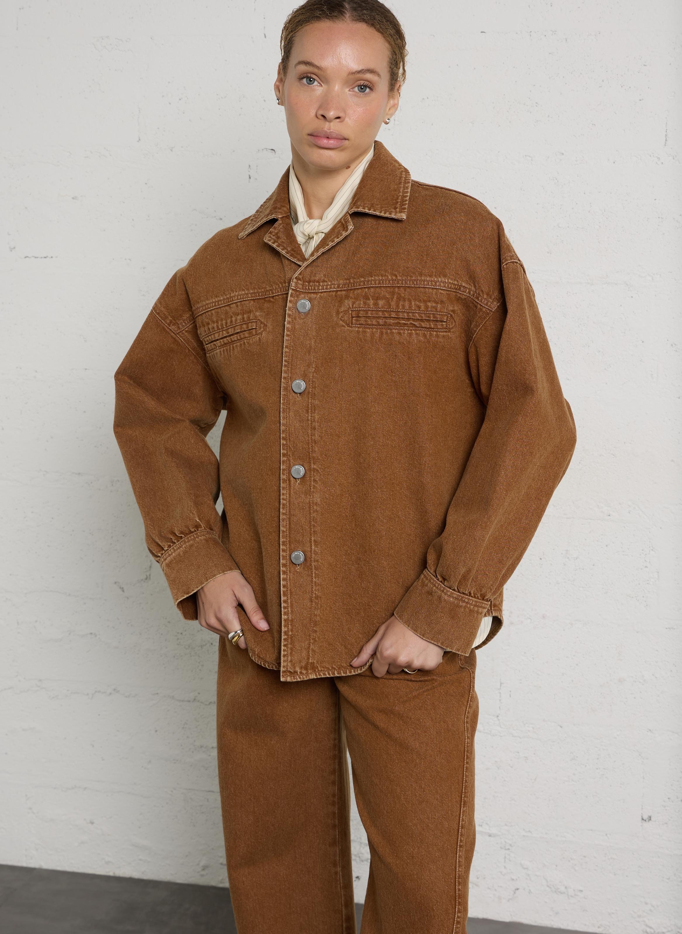 Oversize Jacke mit klassischem Kragen aus Baumwolle und recycelter Baumwolle THE NEW SOCIETY Braun
