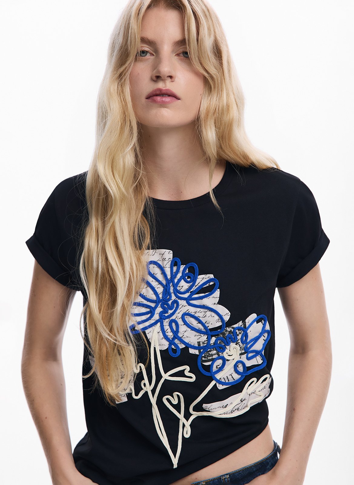 Tee-shirt droit à broderies fleurs DESIGUAL Noir