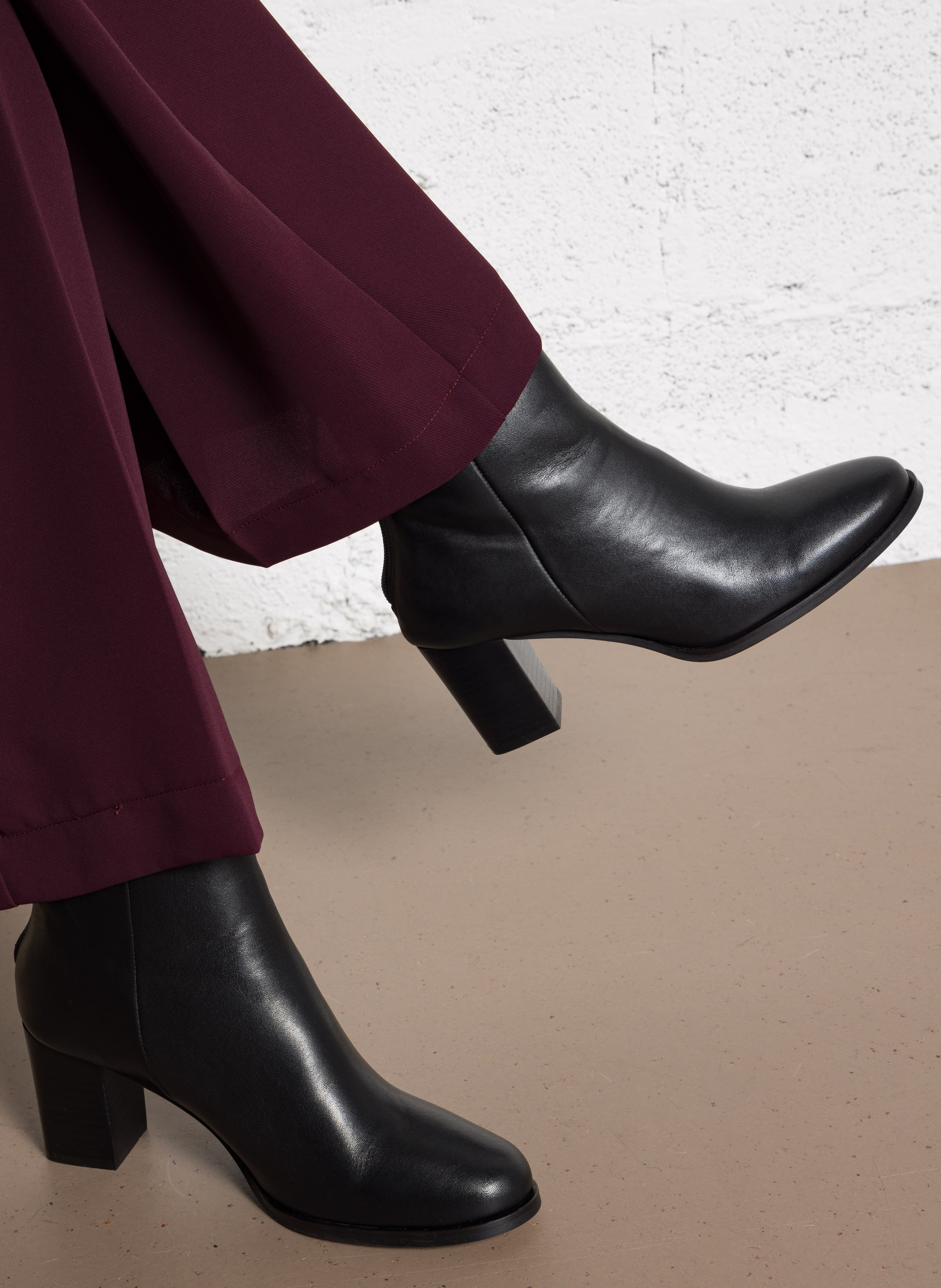 Effen leren enkellaarzen met textuur MAISON TOUFET Zwart