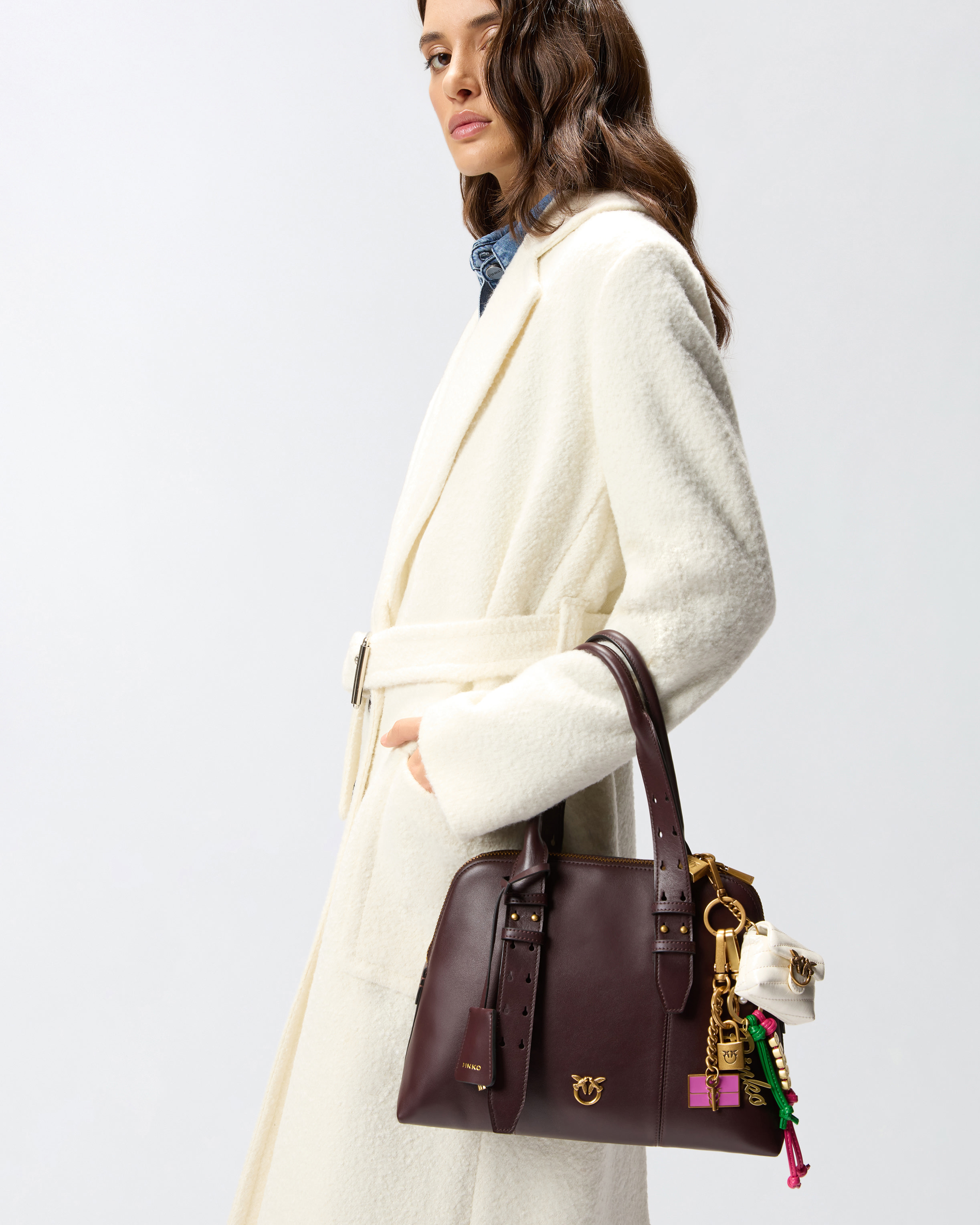 Love Bag Puff shiny leather AirPods case PINKO White