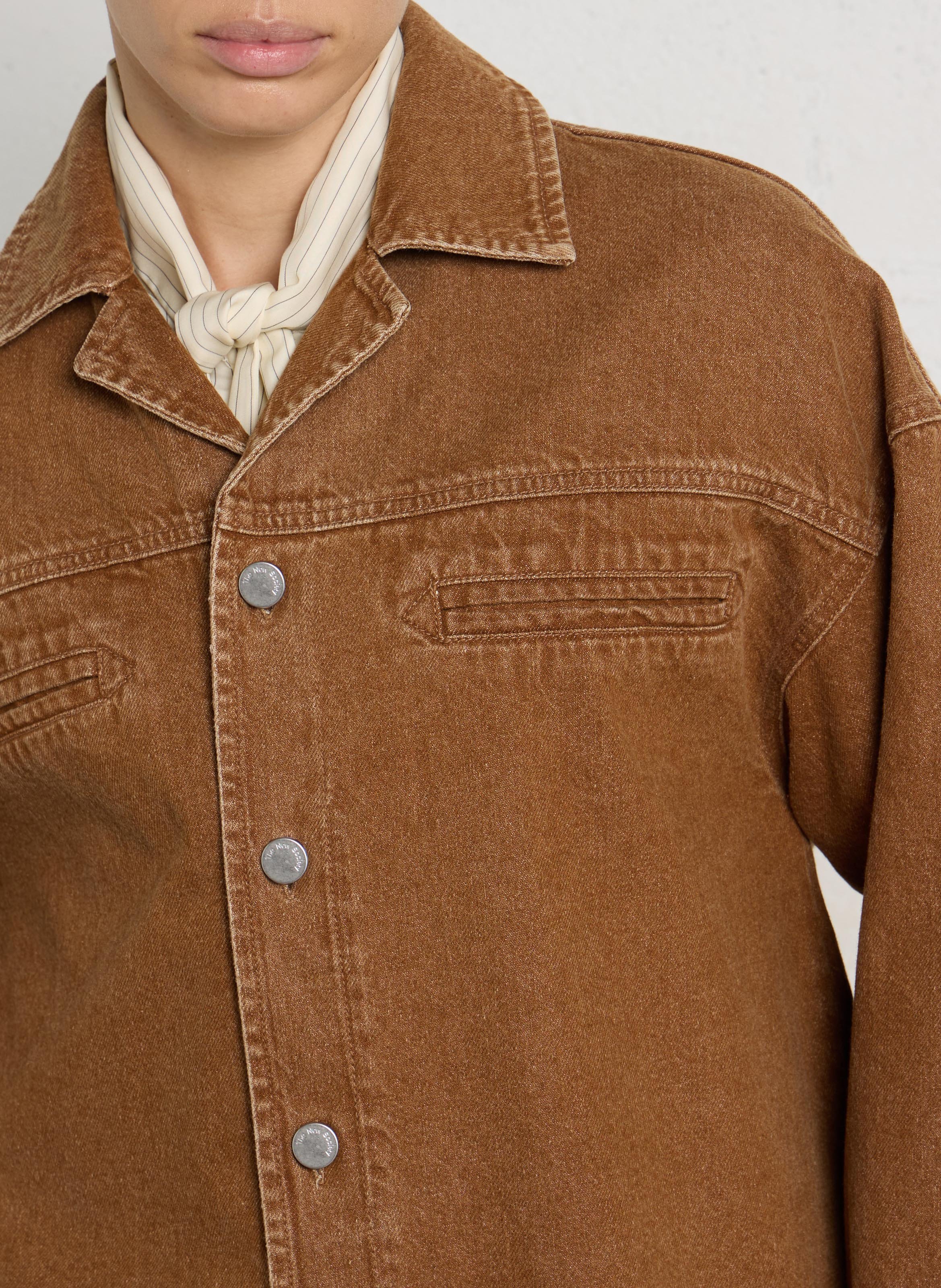 Oversize Jacke mit klassischem Kragen aus Baumwolle und recycelter Baumwolle THE NEW SOCIETY Braun
