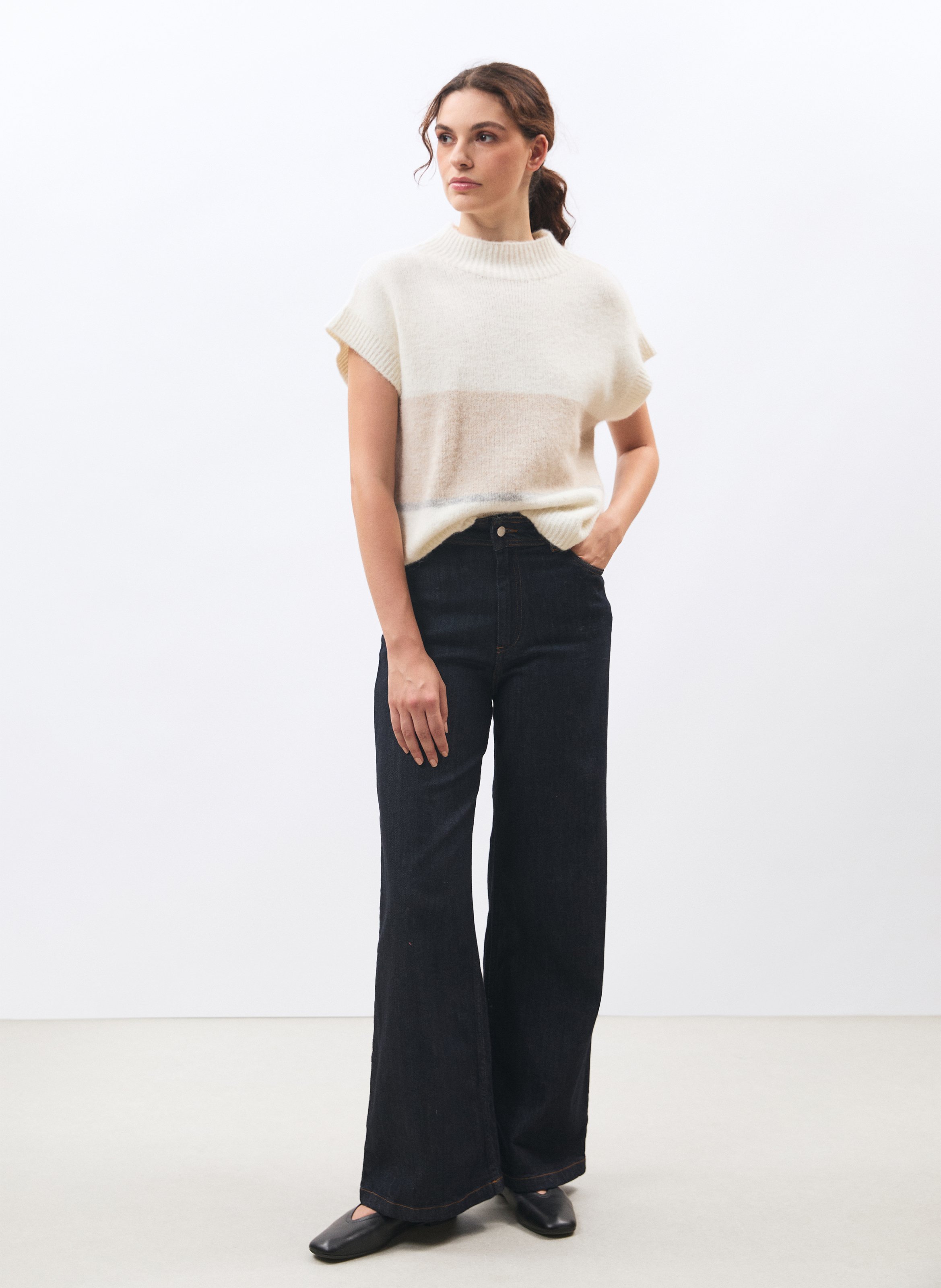 Sleeveless oversized sweater HUMILITY White