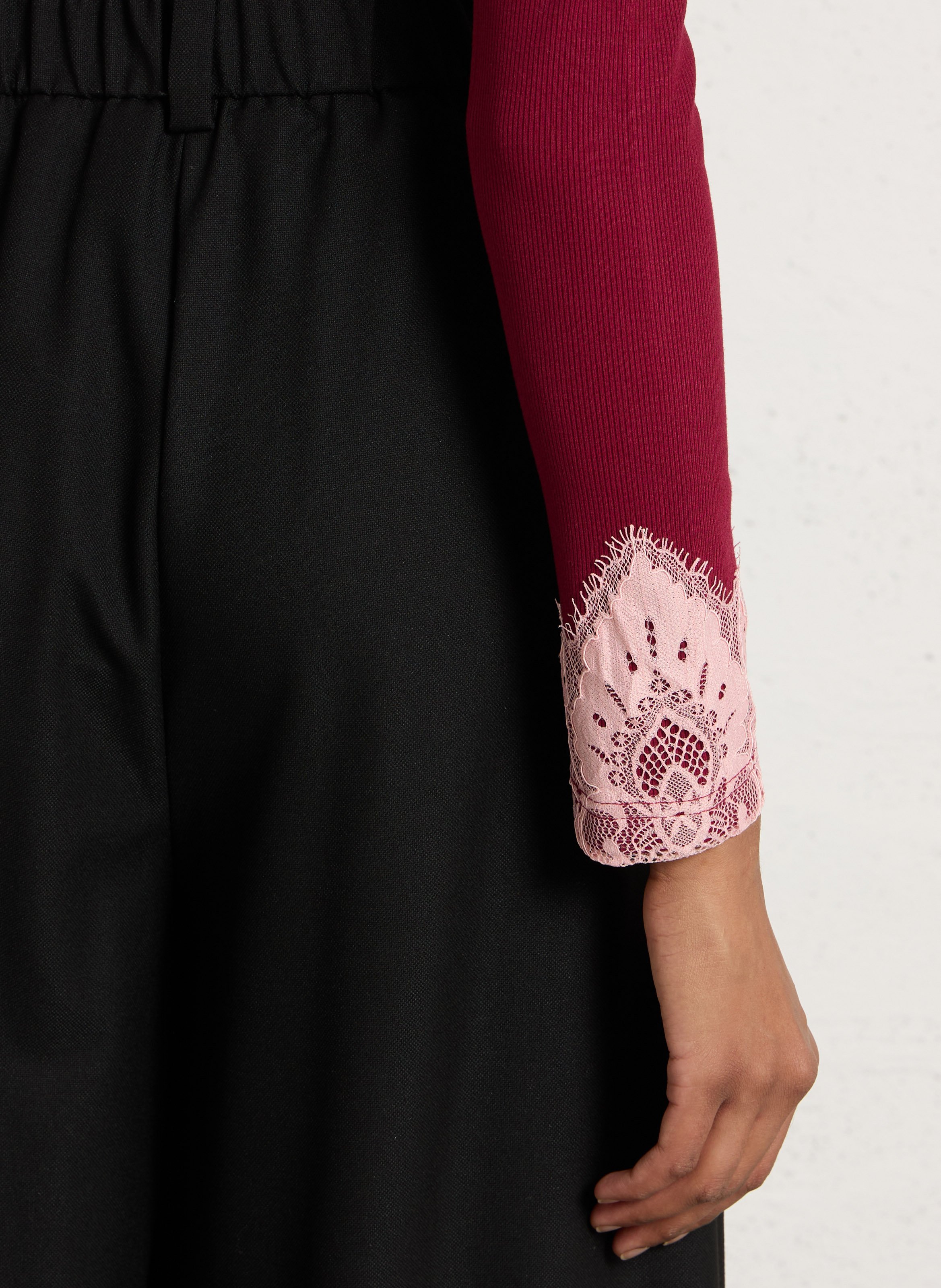 Pull boutonné à dentelle NEVER FULLY DRESSED Rouge