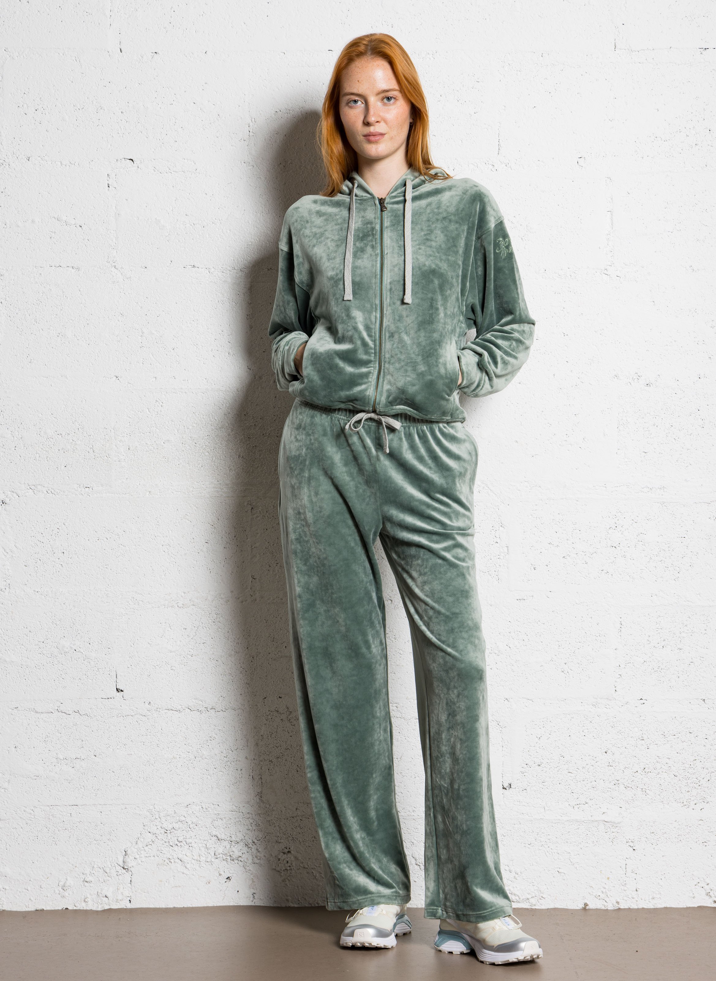 Gerade geschnittene Jogginghose aus Pfirsichhaut BANANA MOON Grun