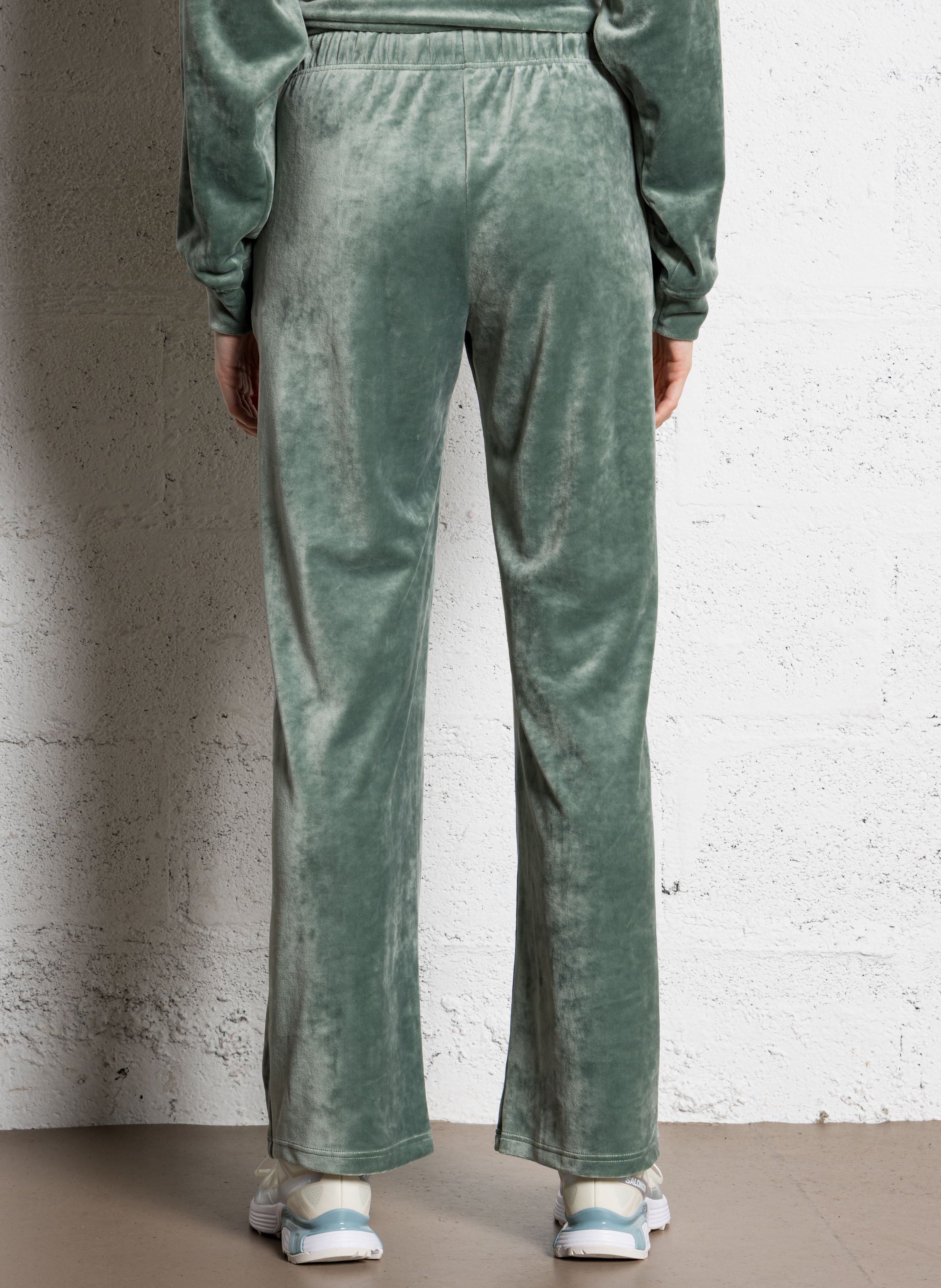 Gerade geschnittene Jogginghose aus Pfirsichhaut BANANA MOON Grun