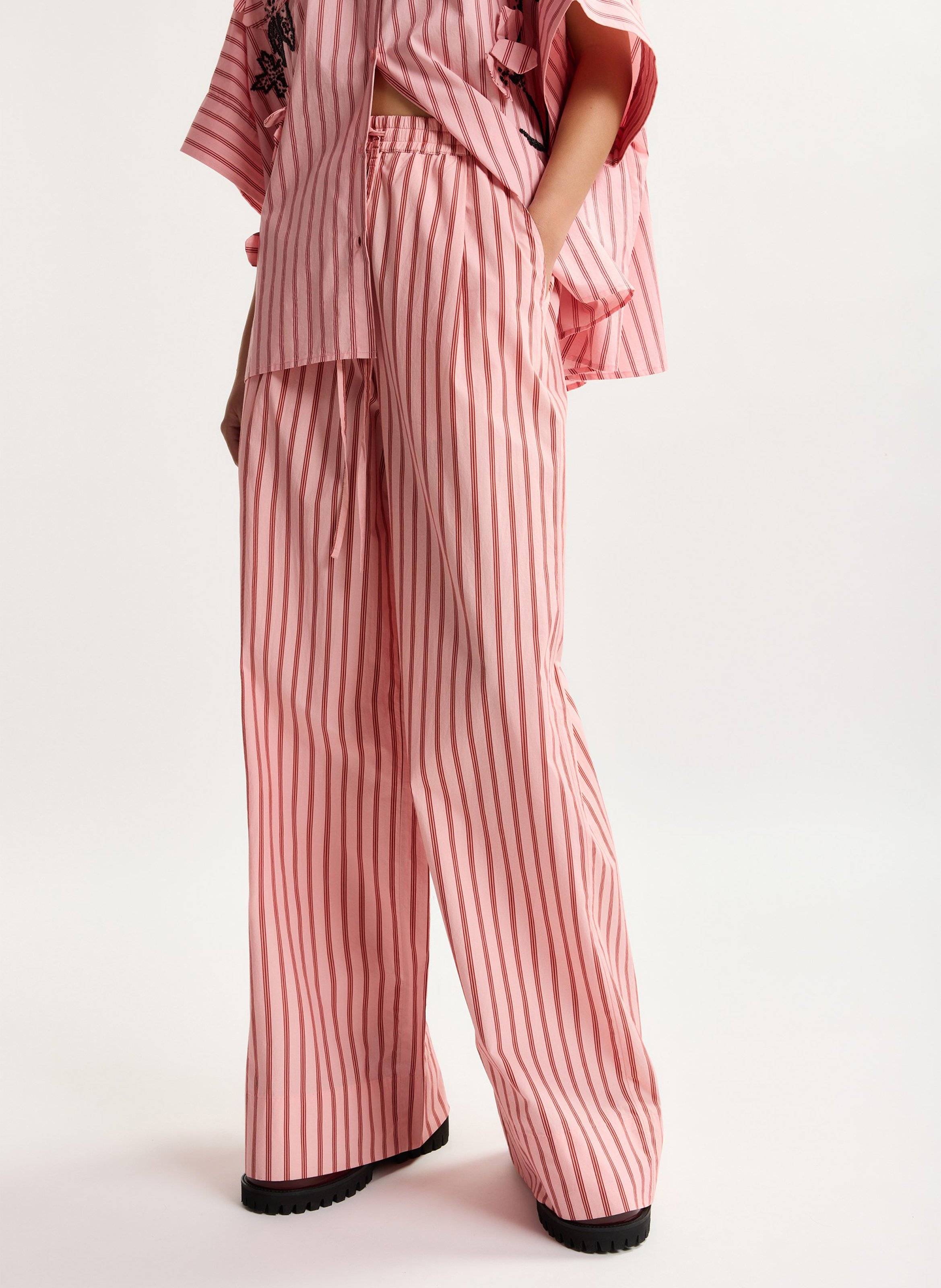 Pantalón de talle alto ancho a rayas. ESSENTIEL ANTWERP Rosa