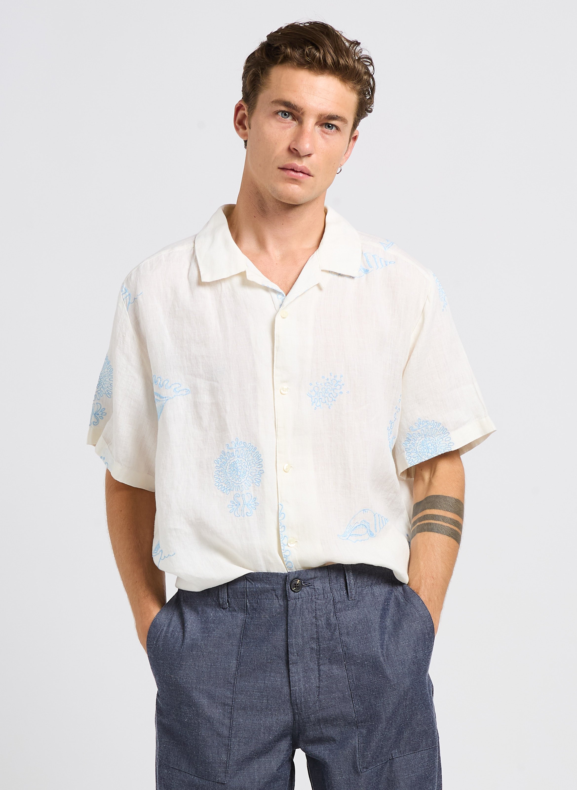 Chemise manches courtes brodée en lin biologique KNOWLEDGE COTTON APPAREL Blanc