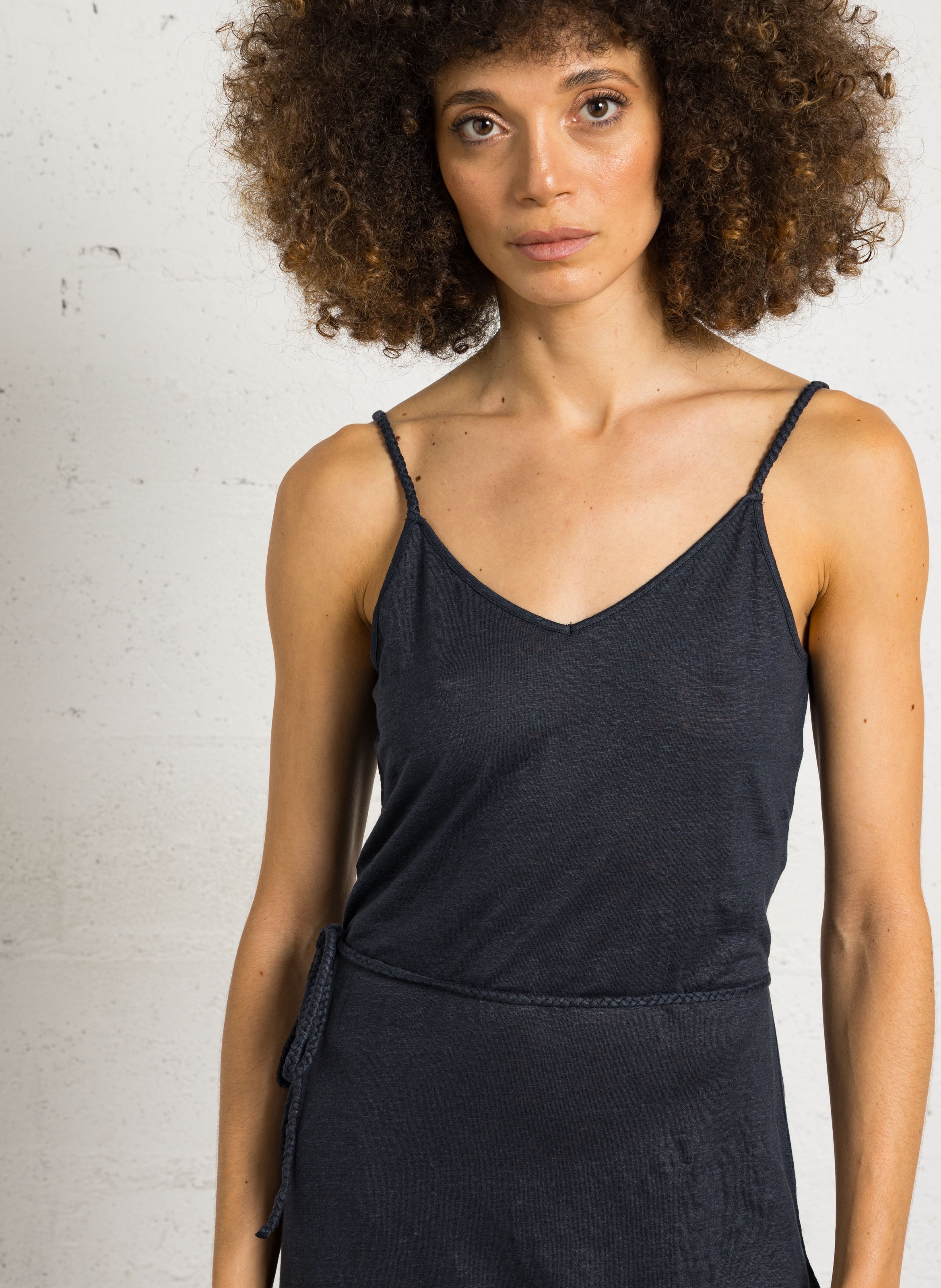 Langes Kleid mit V-Ausschnitt und Trägern aus gemischtem Leinen MAJESTIC FILATURES Blau