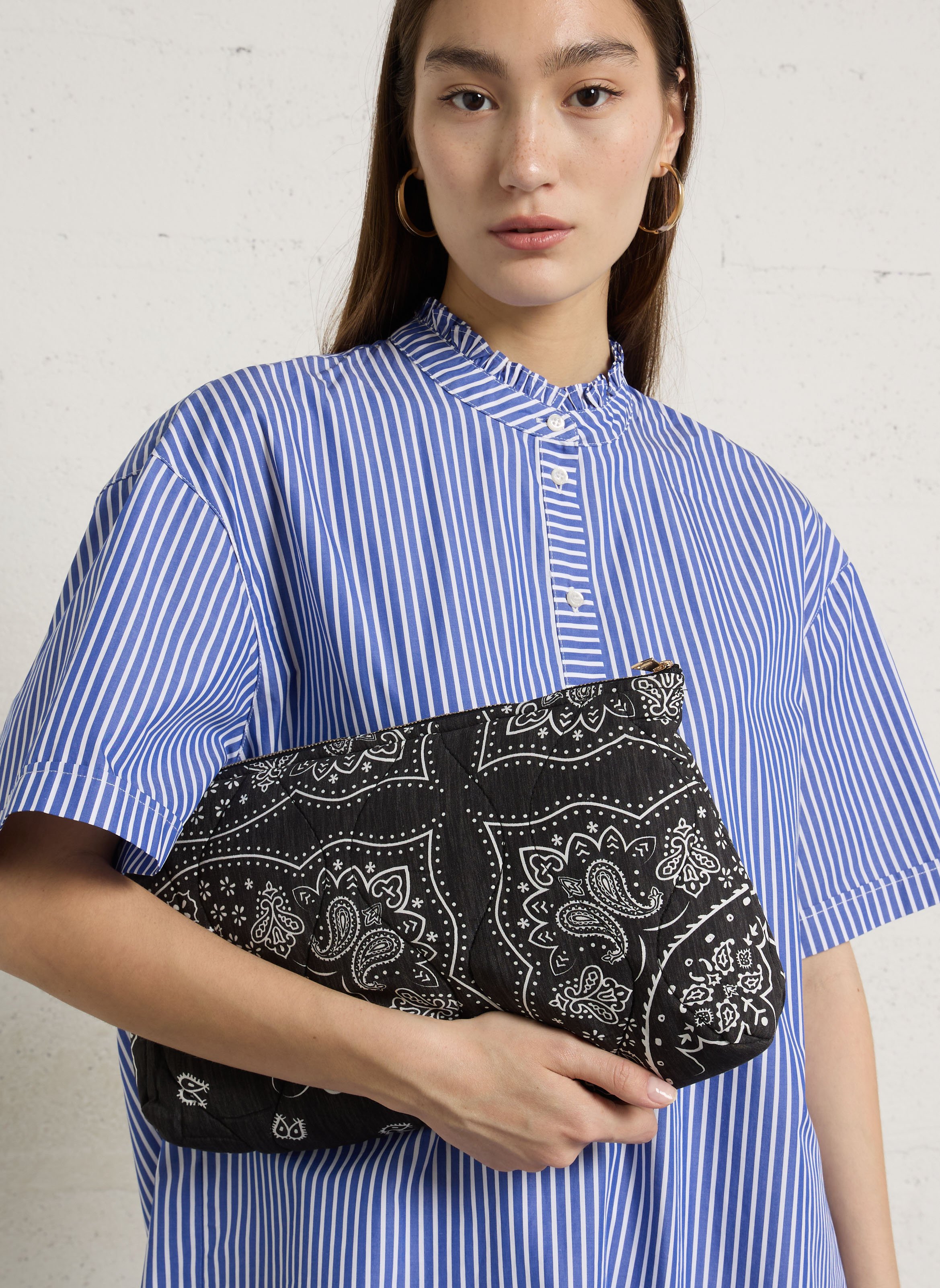 Gedruckte gesteppte Clutch AOKYANOS Grau