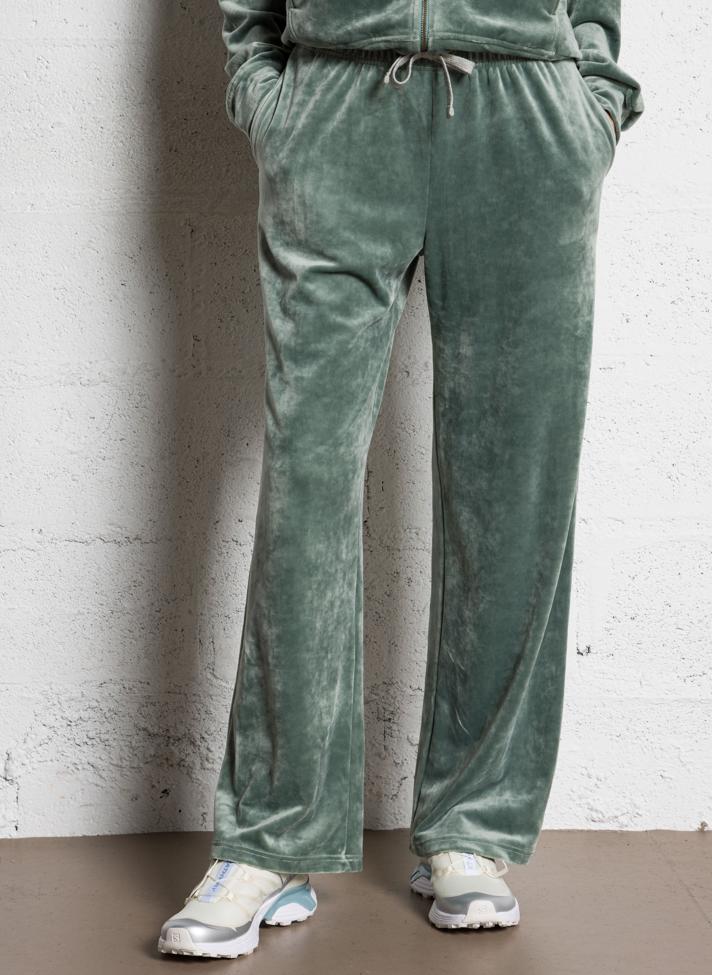 Gerade geschnittene Jogginghose aus Pfirsichhaut BANANA MOON Grun