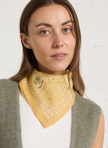 Foulard tessuto finemente e densamente turchese con frange sciarpa di coto Foulard tessuto finemente e densamente turchese con frange sciarpa di coto
