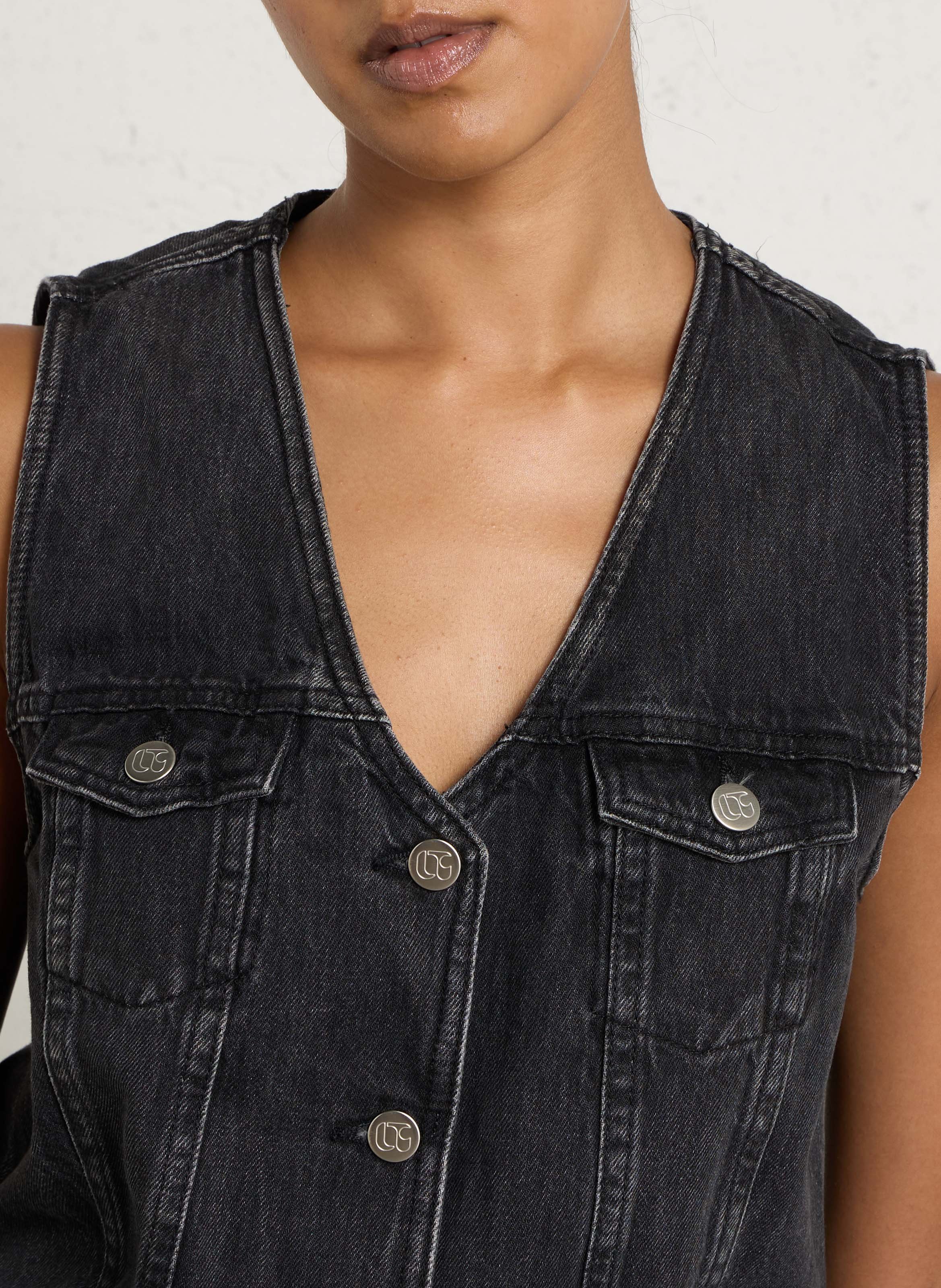 Gerade geschnittene ärmellose Jeansjacke aus Baumwolle LE TEMPS DES CERISES Schwarz