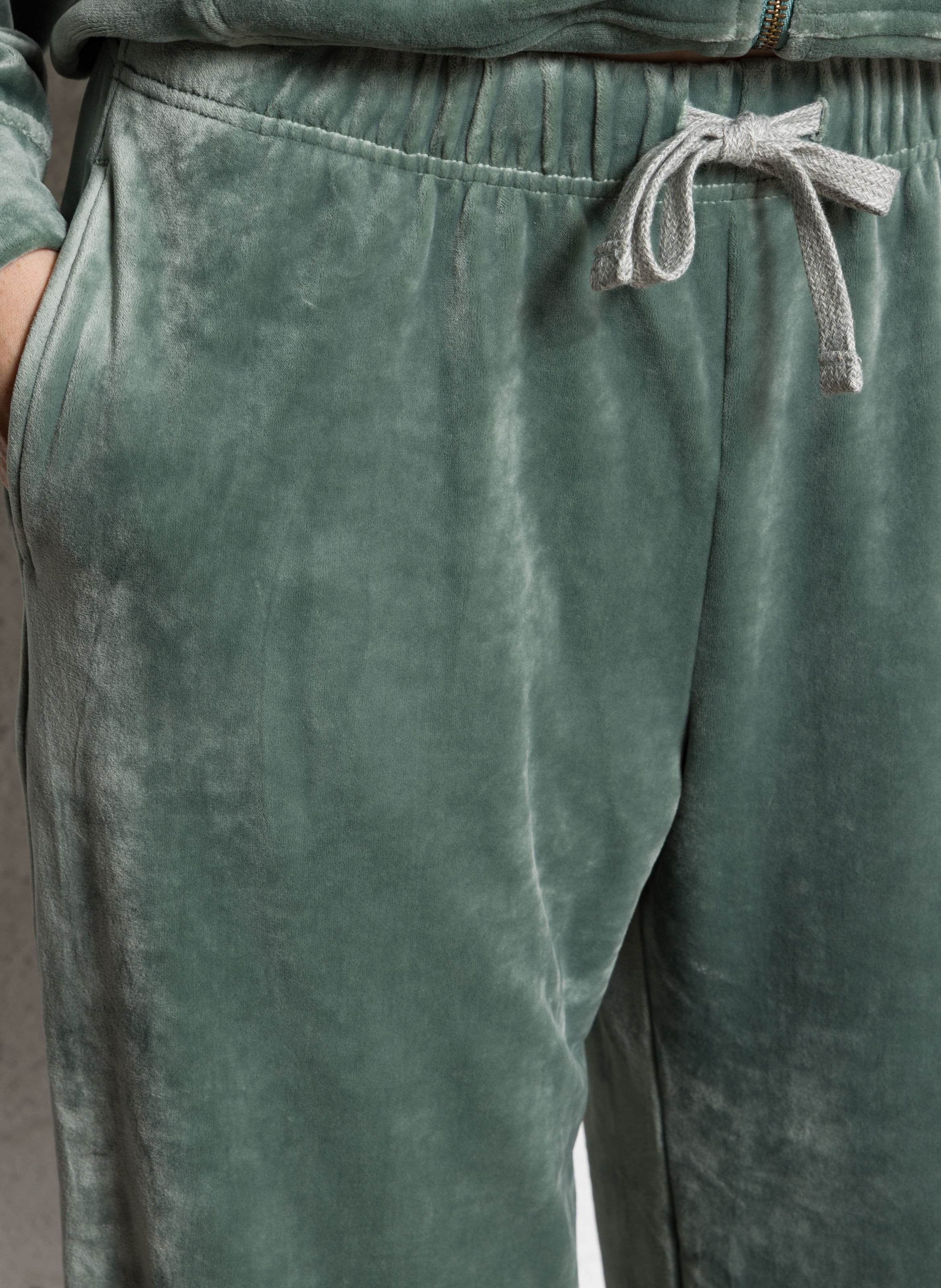 Gerade geschnittene Jogginghose aus Pfirsichhaut BANANA MOON Grun