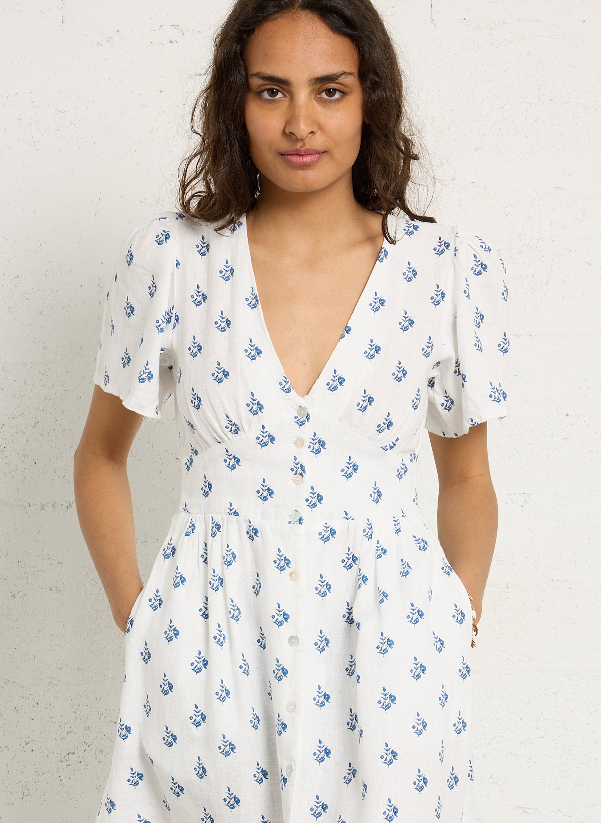 Robe longue col V en lin imprimé THE NEW SOCIETY Blanc