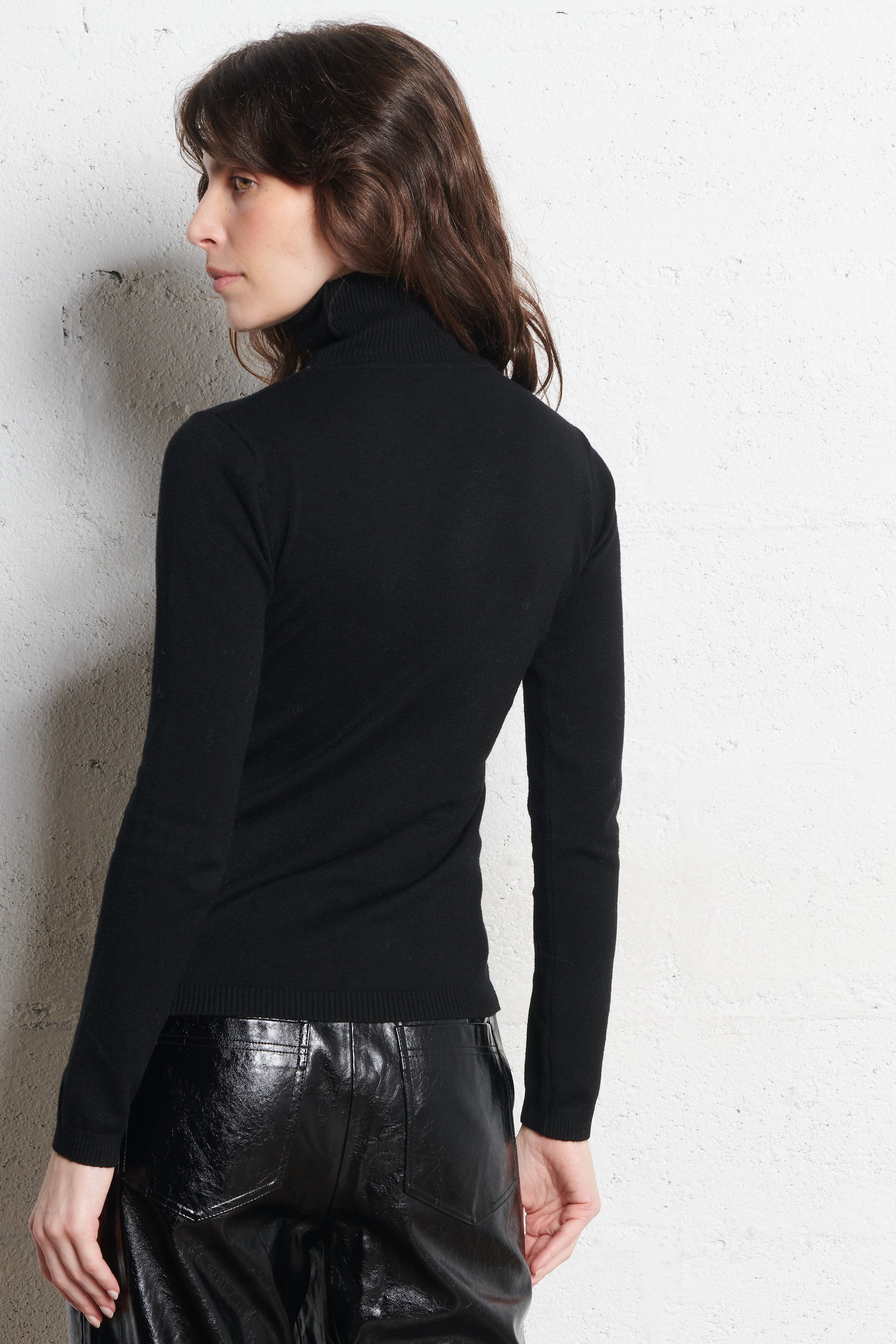 Pull moulant col roulé  Noir