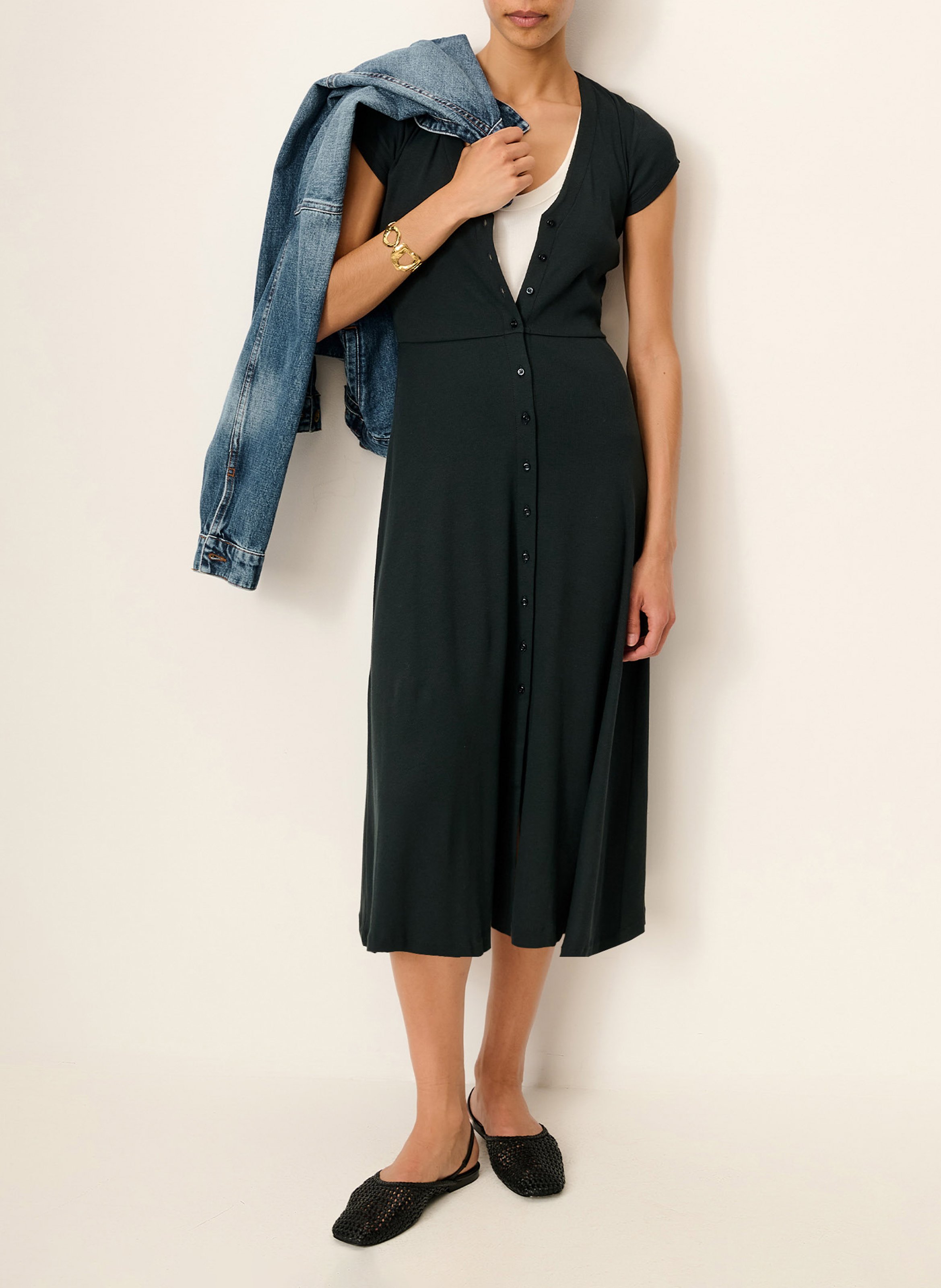 Vestido midi recto de mezcla de algodón orgánico con cuello de pico SESSUN Negro
