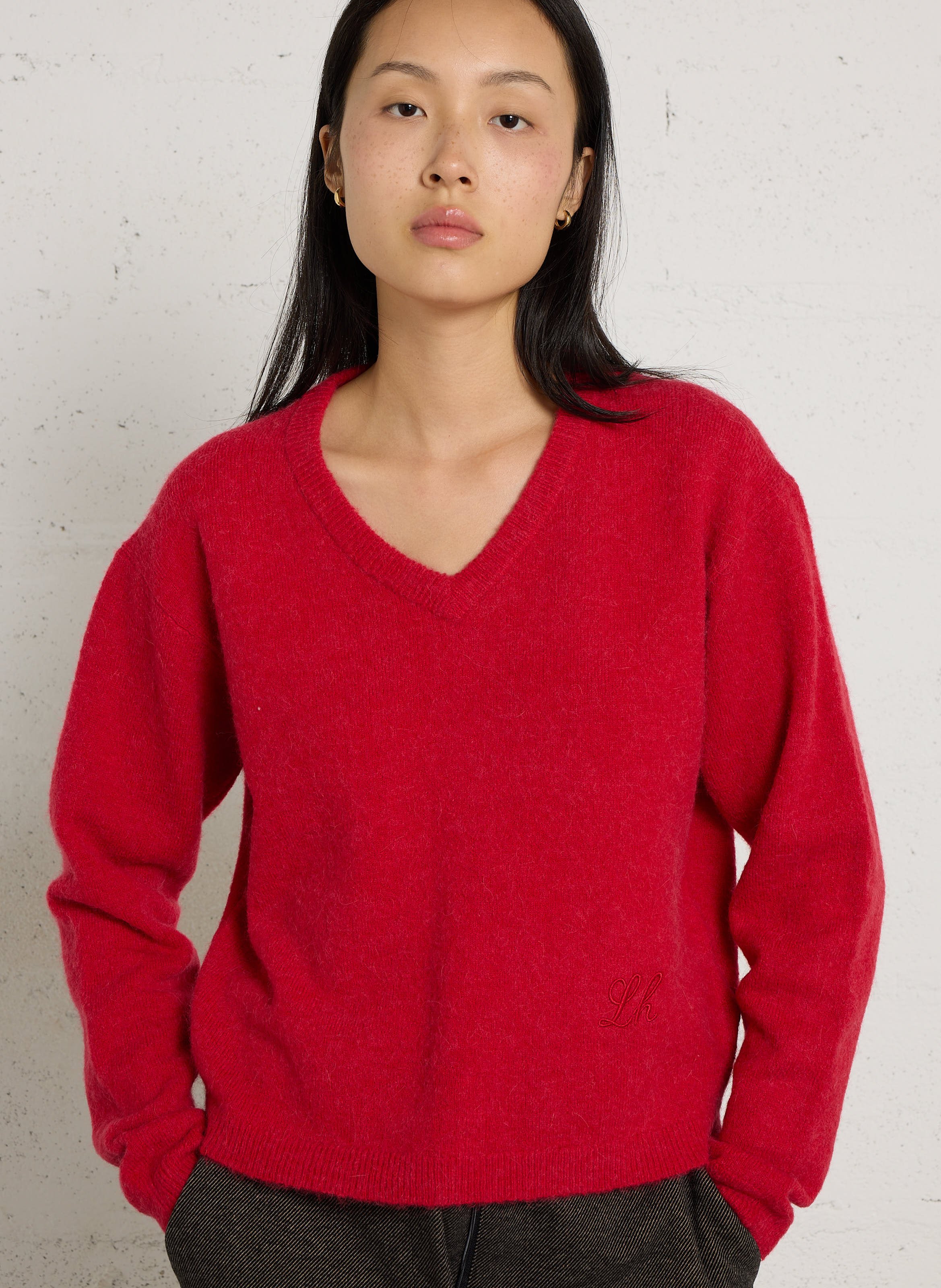 Kurzer Pullover mit V-Ausschnitt und gesticktem Logo. LEON & HARPER