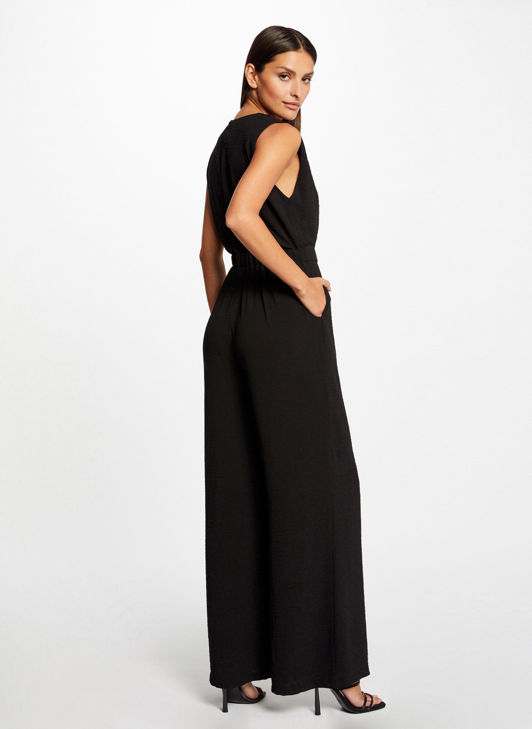 Rechte, mouwloze jumpsuit MORGAN Zwart