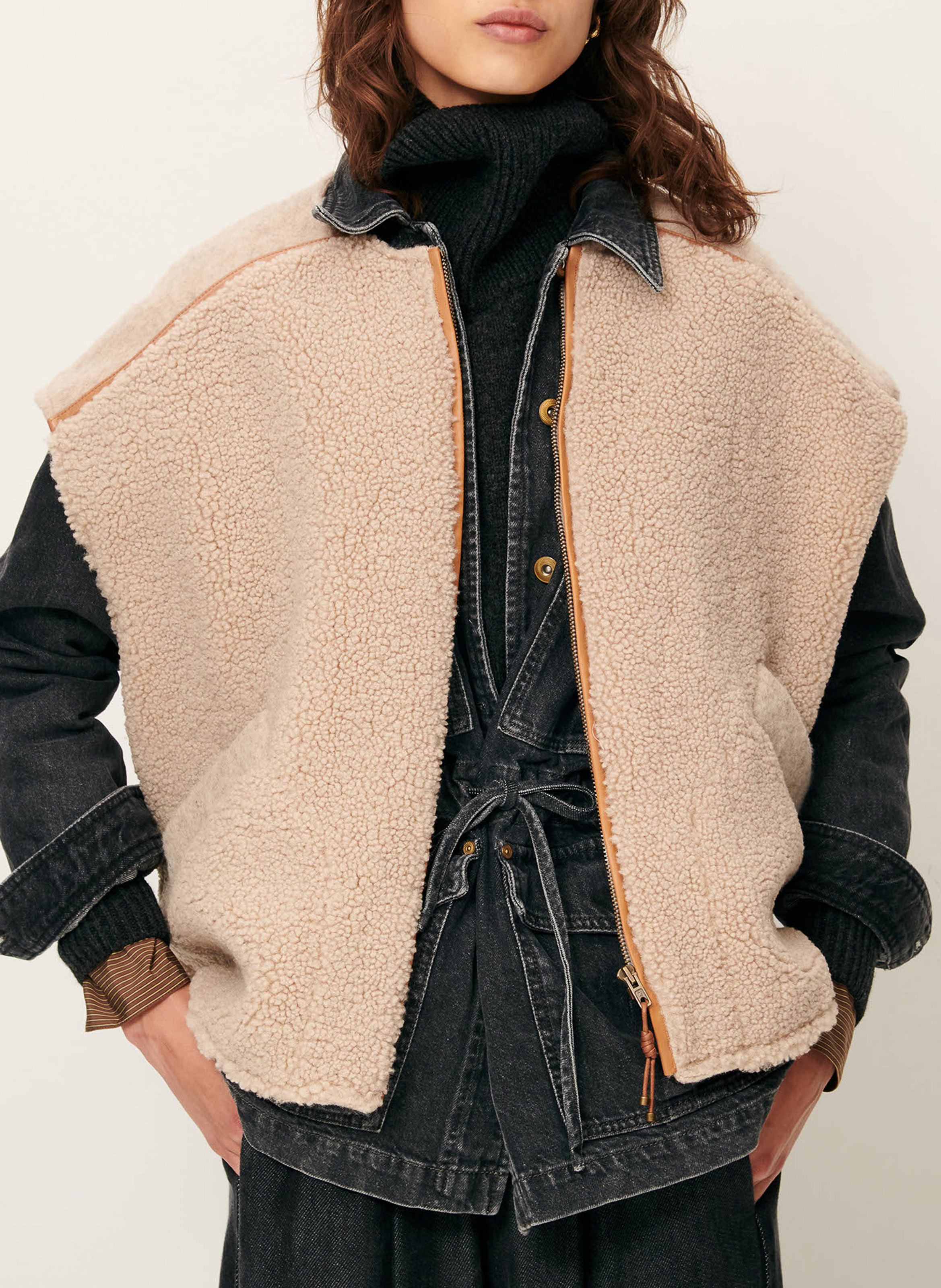 Veste sans manches zippée en fourrure bouclée SESSUN Beige