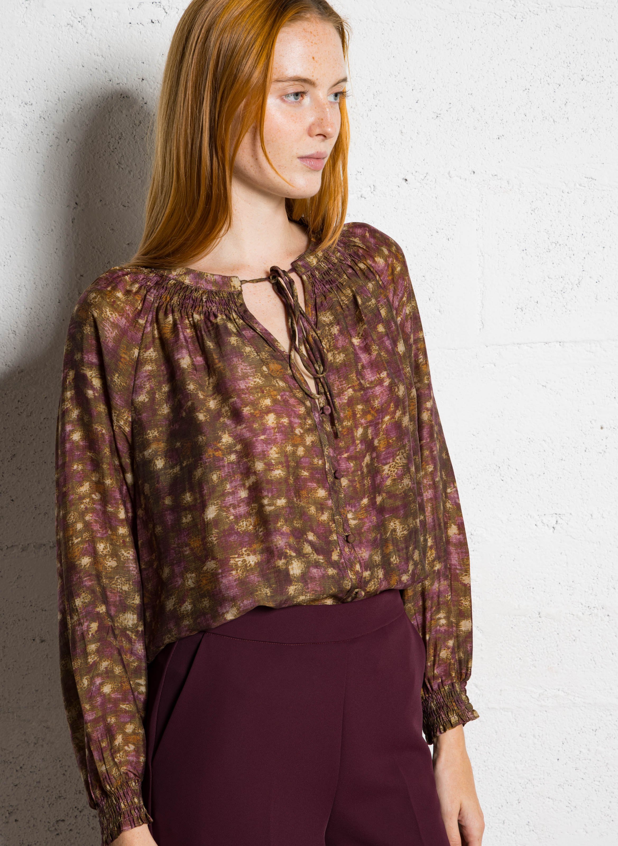 Bedruckte Bluse mit Rundhalsausschnitt THE KORNER Braun