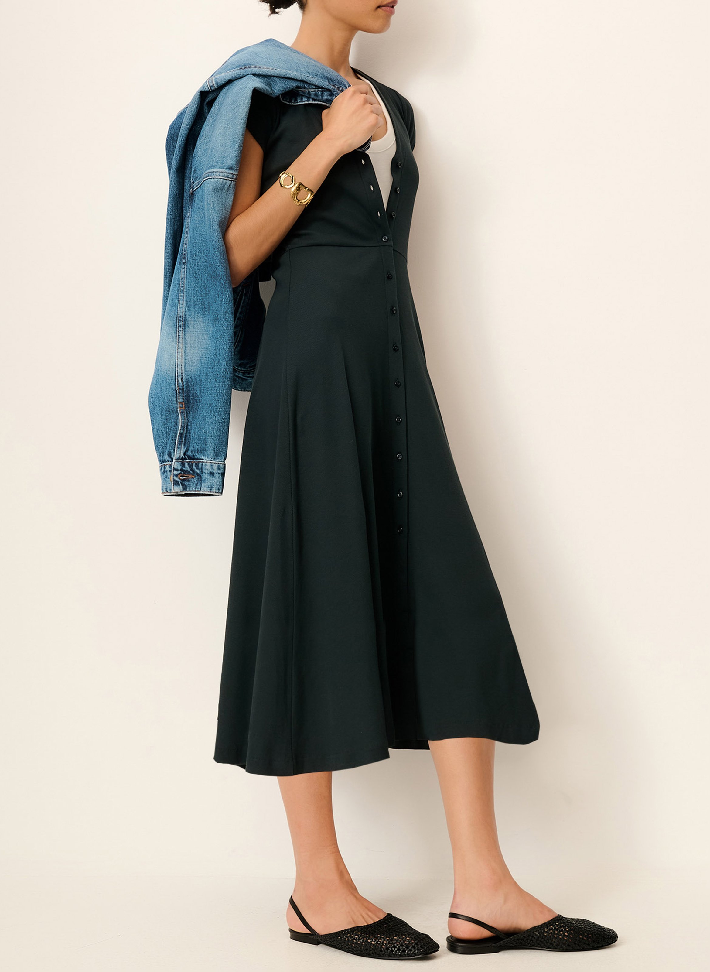 Vestido midi recto de mezcla de algodón orgánico con cuello de pico SESSUN Negro