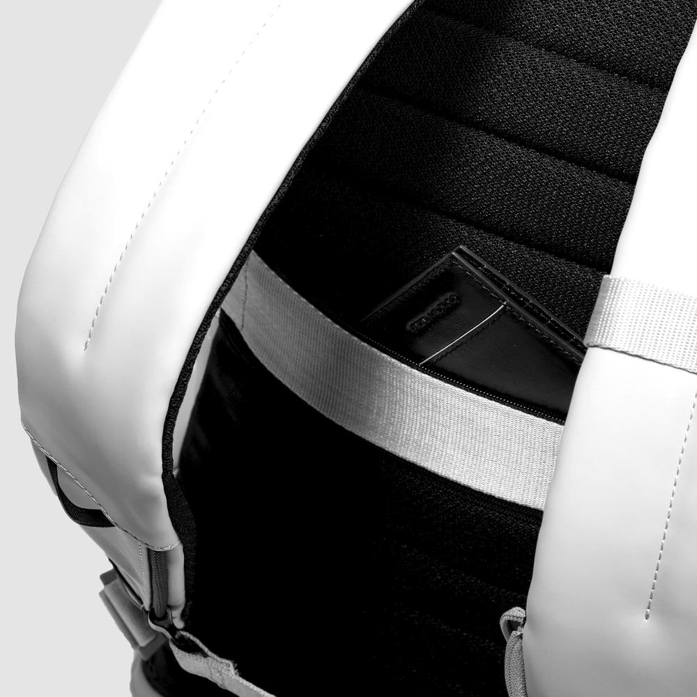 Backpack for PC and iPad® with chest strap, u-lock loops, and rear light loop PIQUADRO White