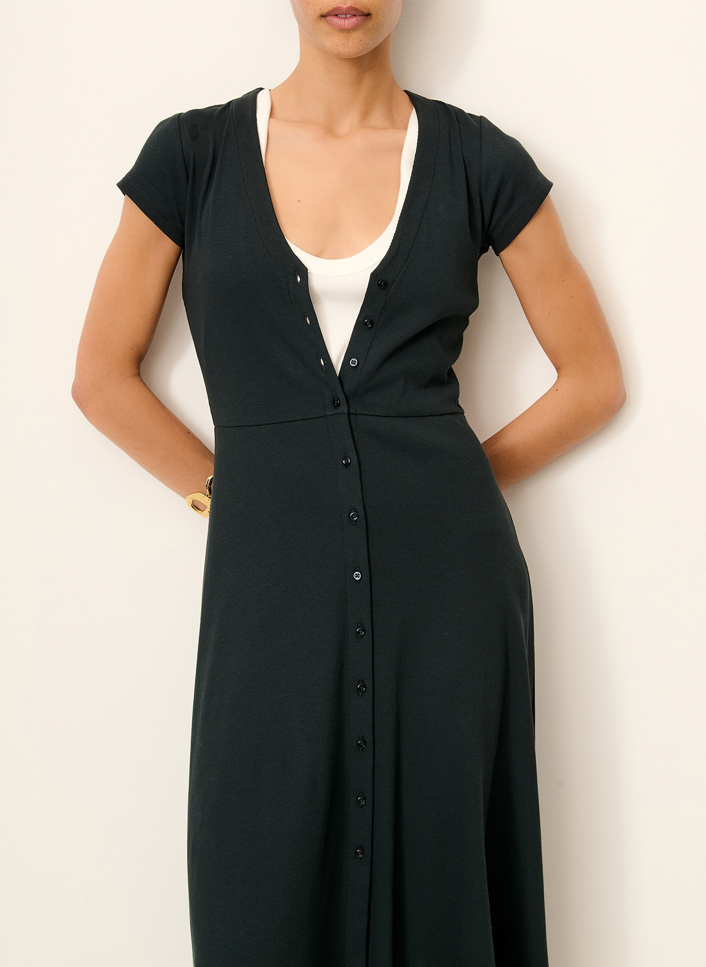 Vestido midi recto de mezcla de algodón orgánico con cuello de pico SESSUN Negro