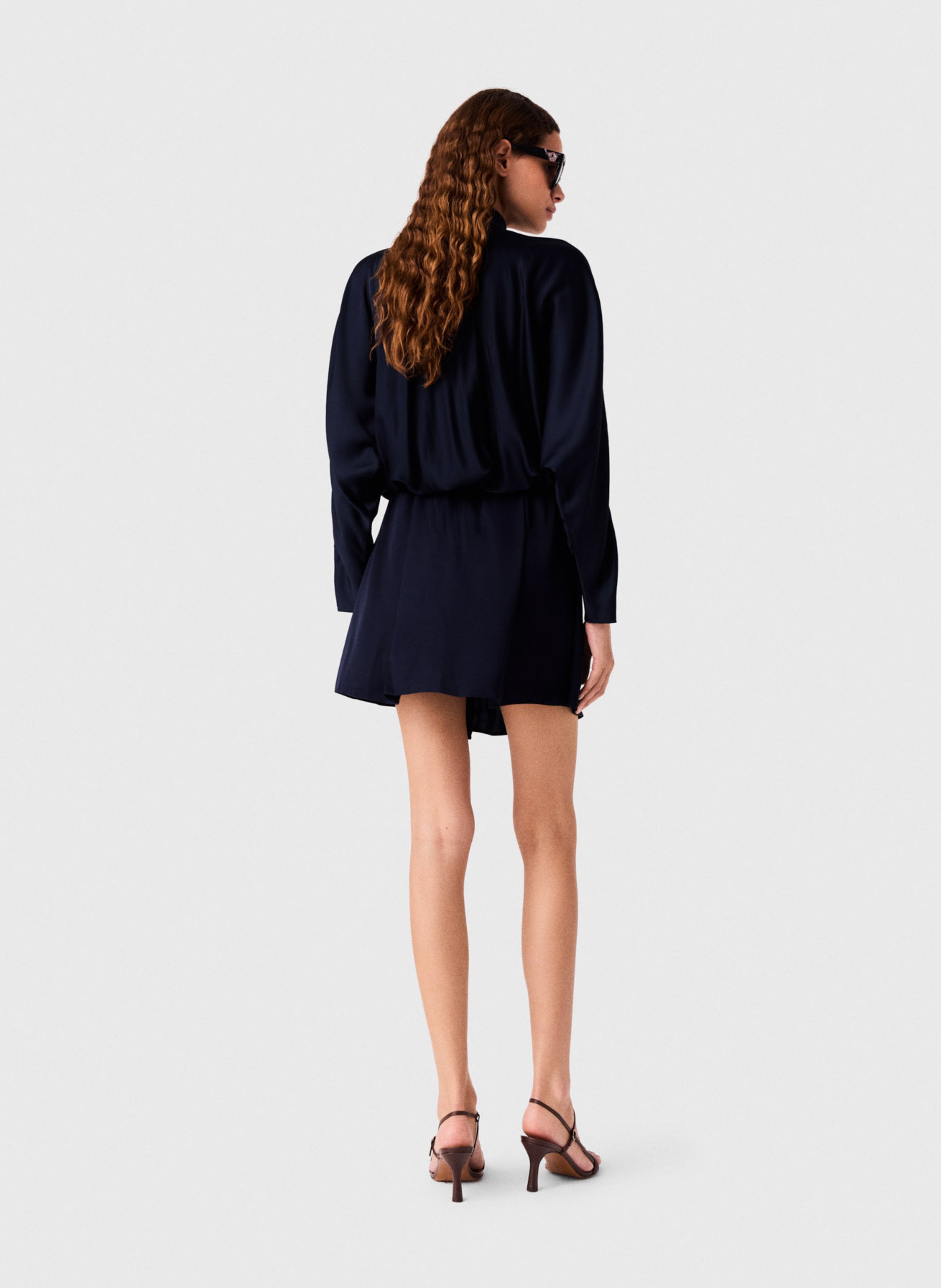 Korte jurk met geplooide details en een satijnen uitstraling MAJE Blauw
