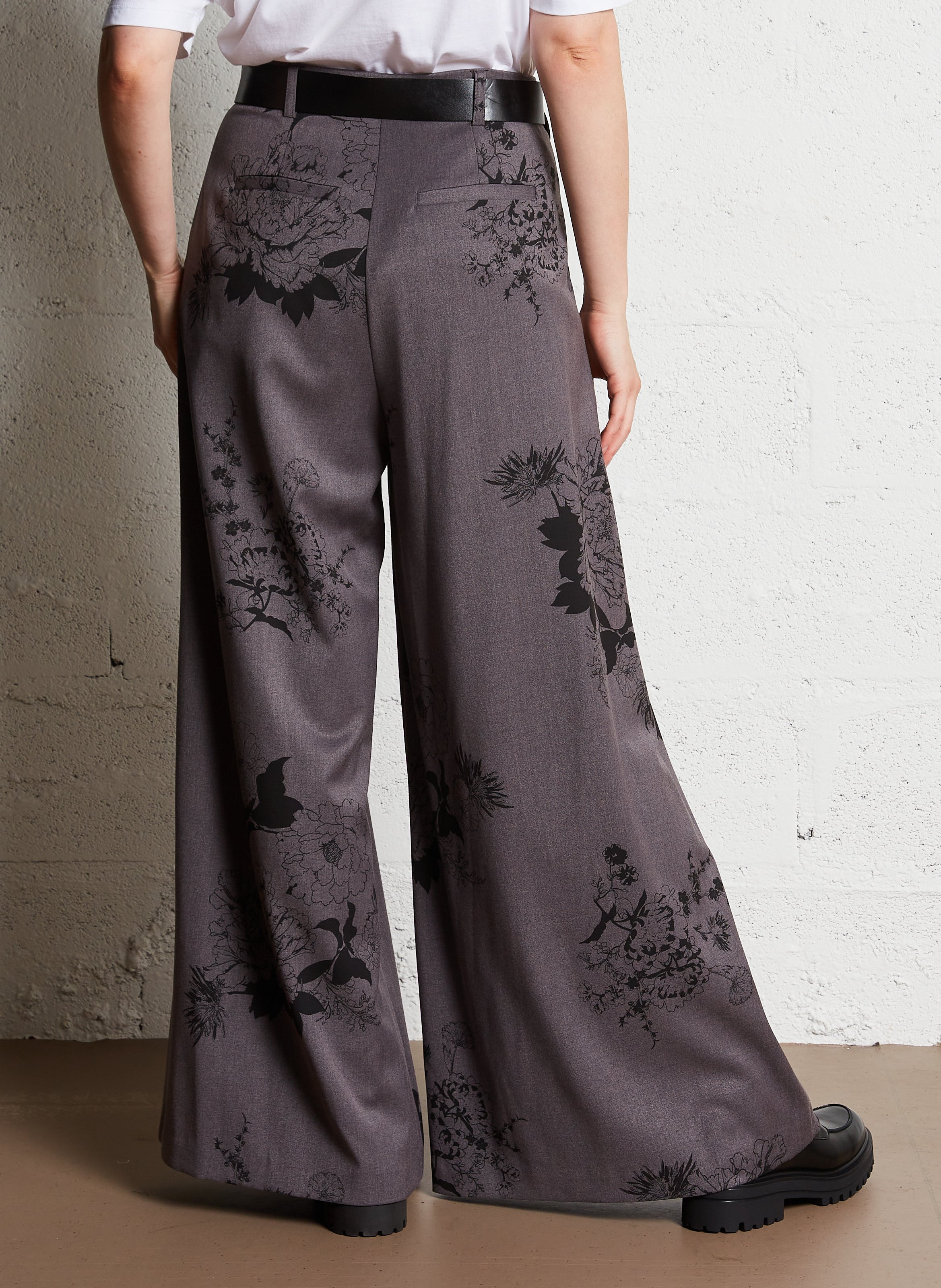 Wijde broek met print en ceintuur Grijs