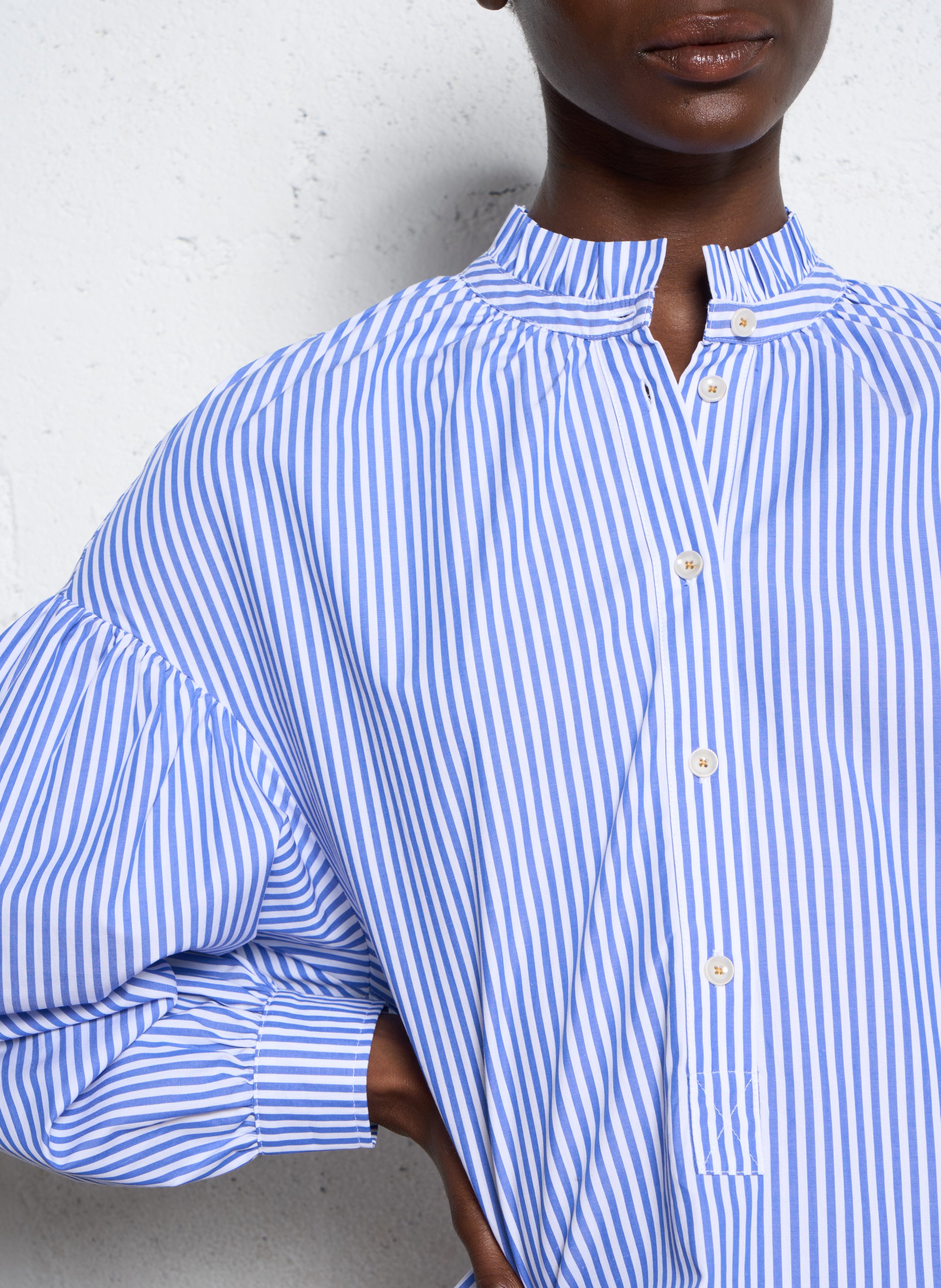 Robe courte à col victorien rayée en coton TINSELS Bleu