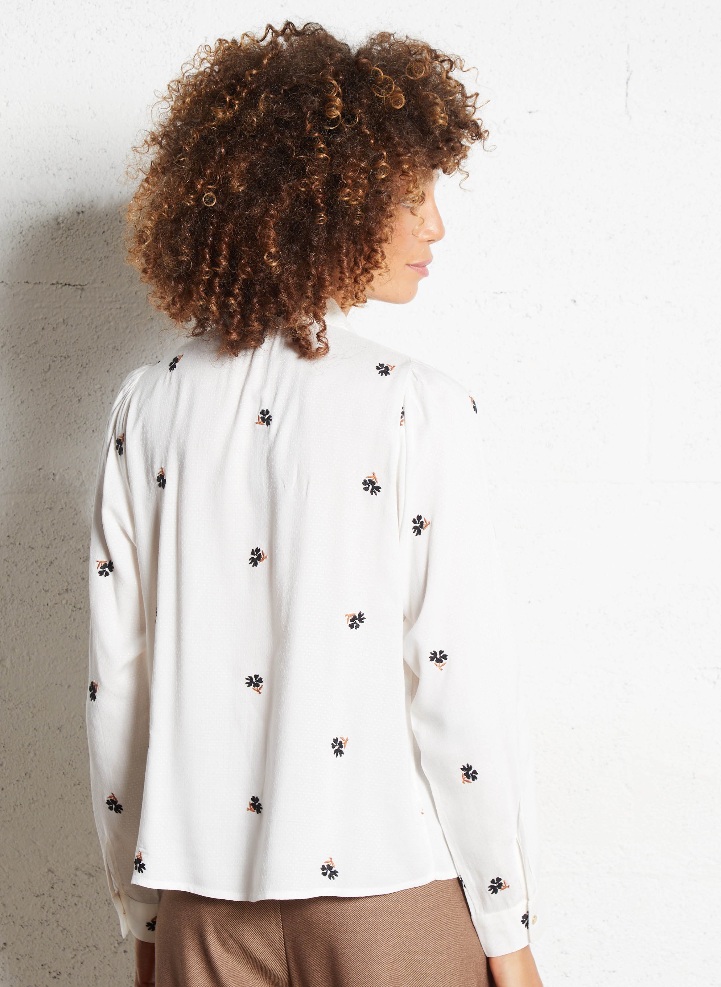 Straight classic collar shirt embroidered in blended cotton. I CODE White