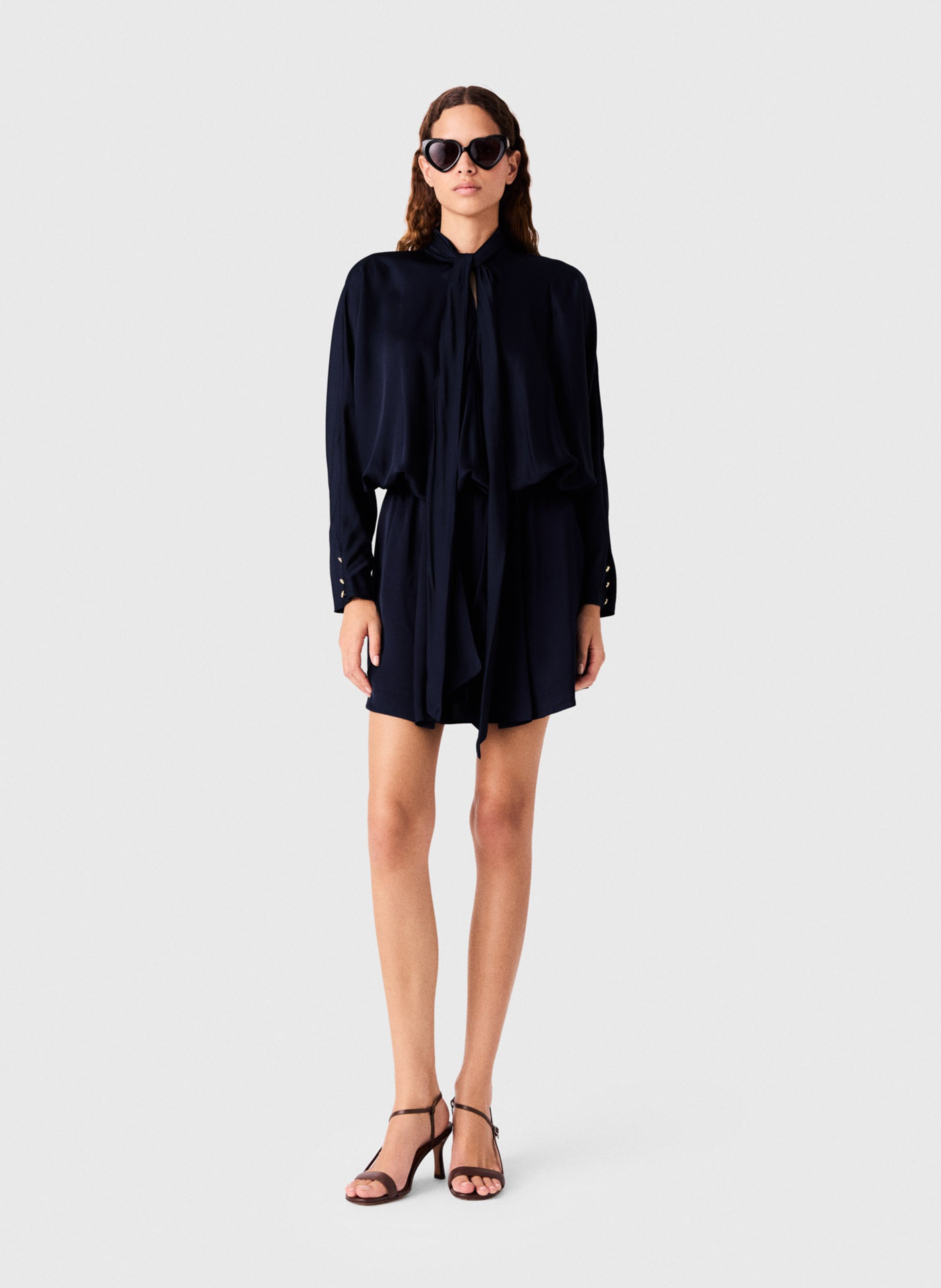 Korte jurk met geplooide details en een satijnen uitstraling MAJE Blauw
