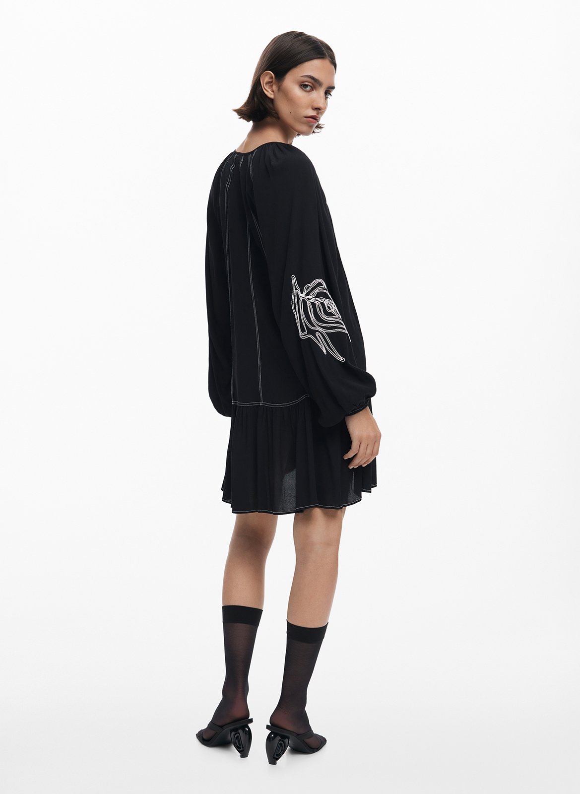 Abito corto ricamato con scollo a V DESIGUAL Nero