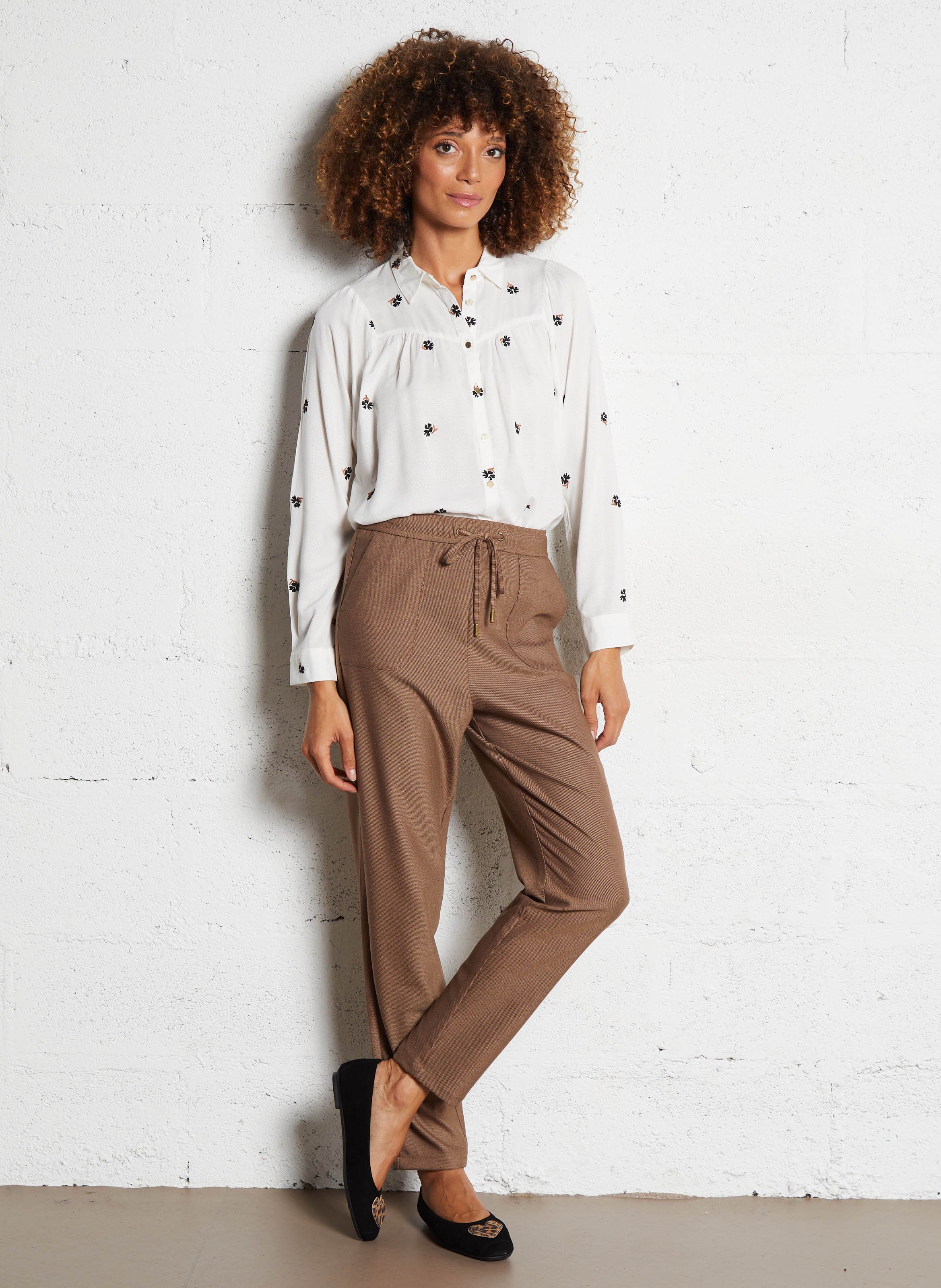 Straight classic collar shirt embroidered in blended cotton. I CODE White