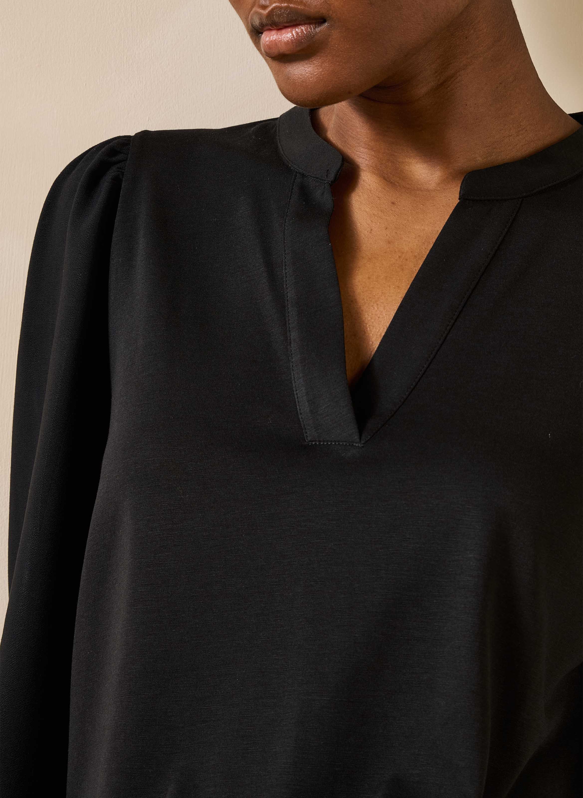 Tee-shirt col V  LA FEE MARABOUTEE Noir