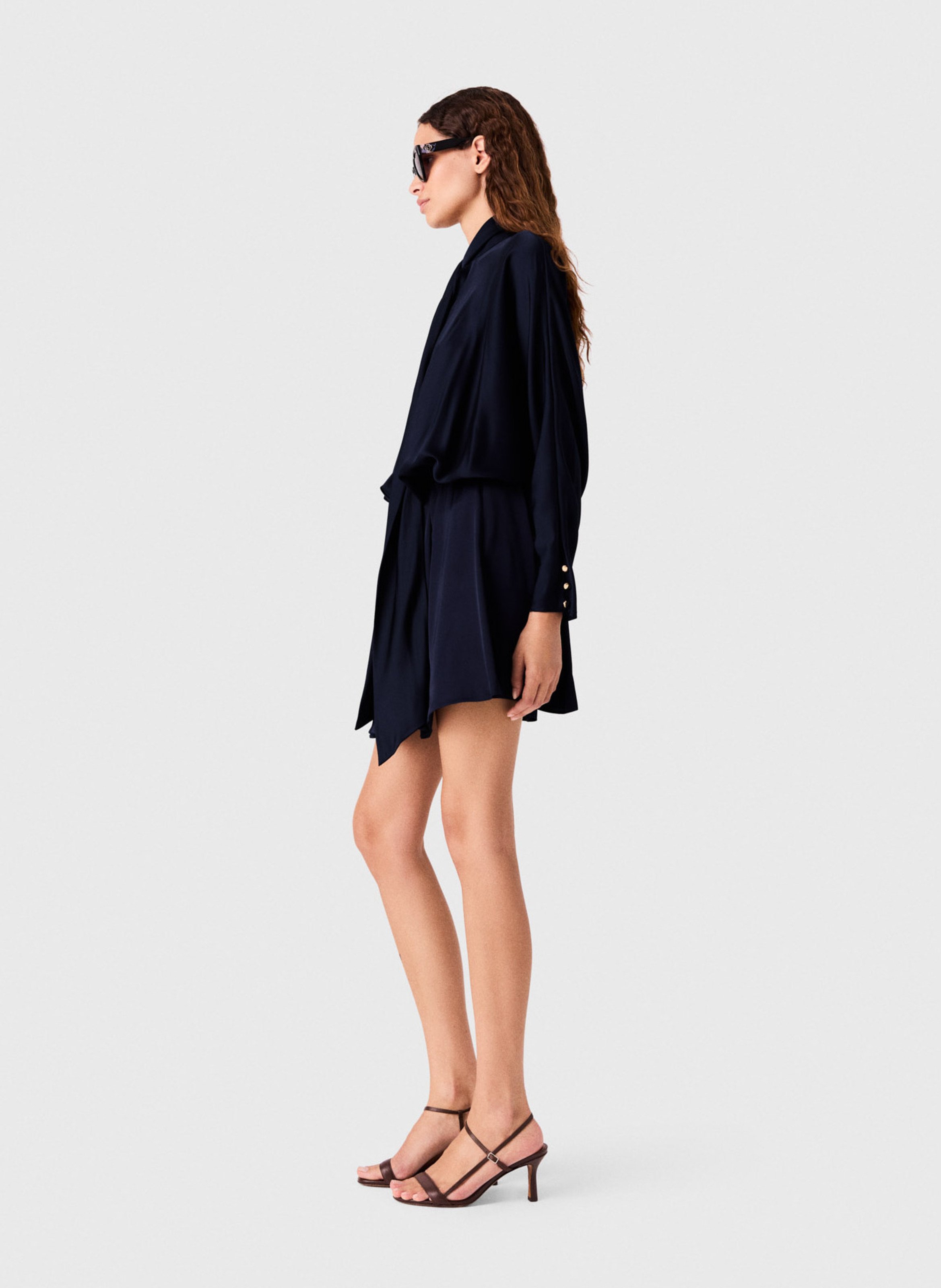 Korte jurk met geplooide details en een satijnen uitstraling MAJE Blauw