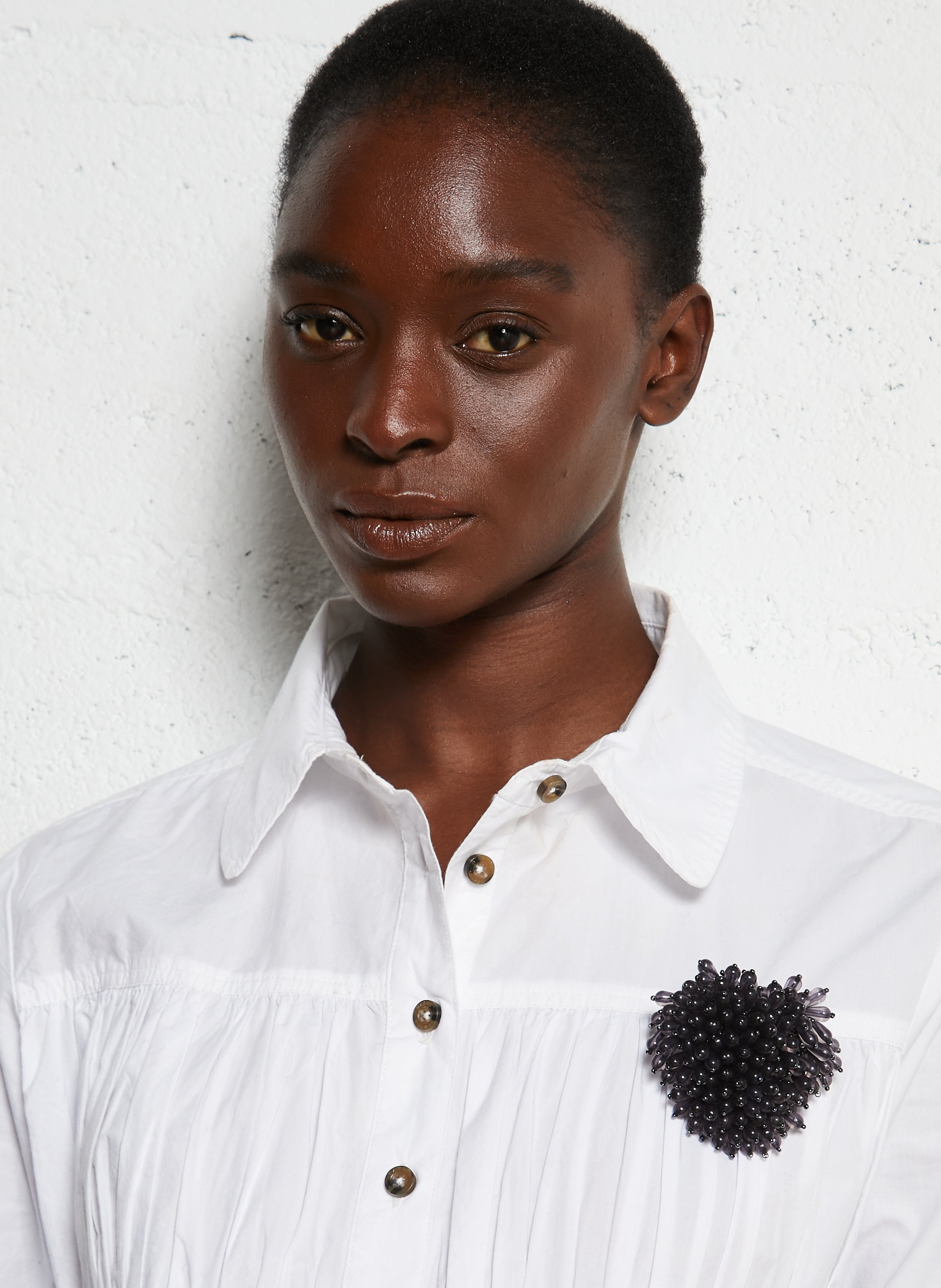 Broche met parelachtig klavertje met pompeffect. FEEKA Grijs