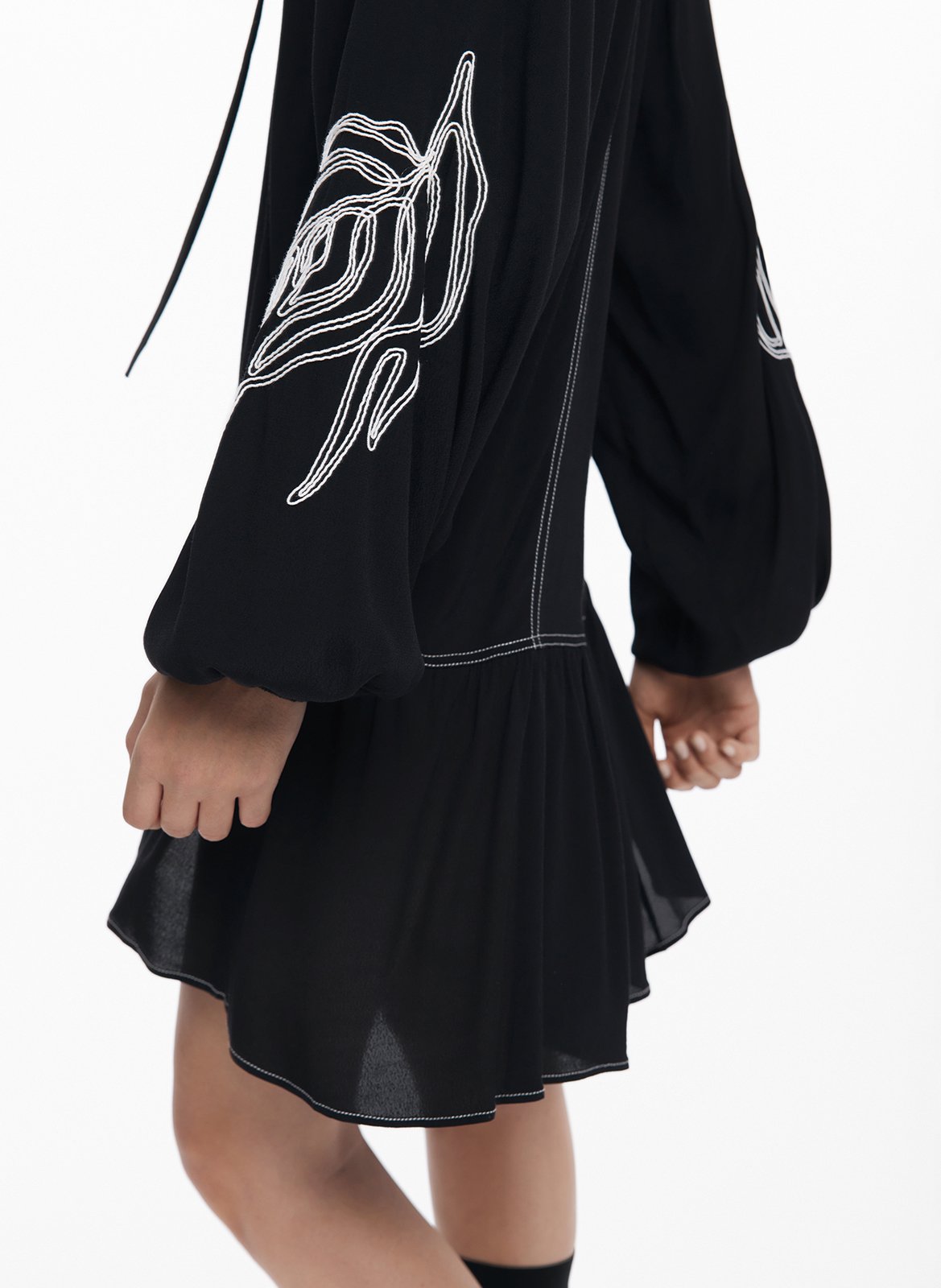 Abito corto ricamato con scollo a V DESIGUAL Nero